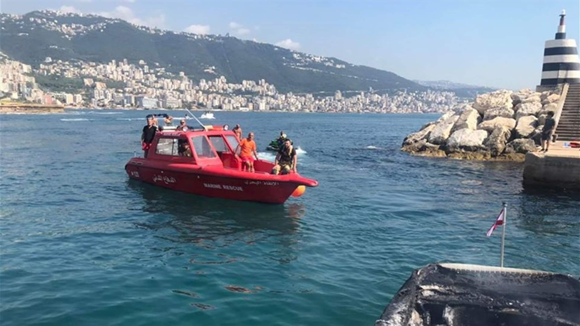 حريق داخل زورق سياحي مقابل شاطىء طبرجا... والدفاع المدني يتدخل (صور)