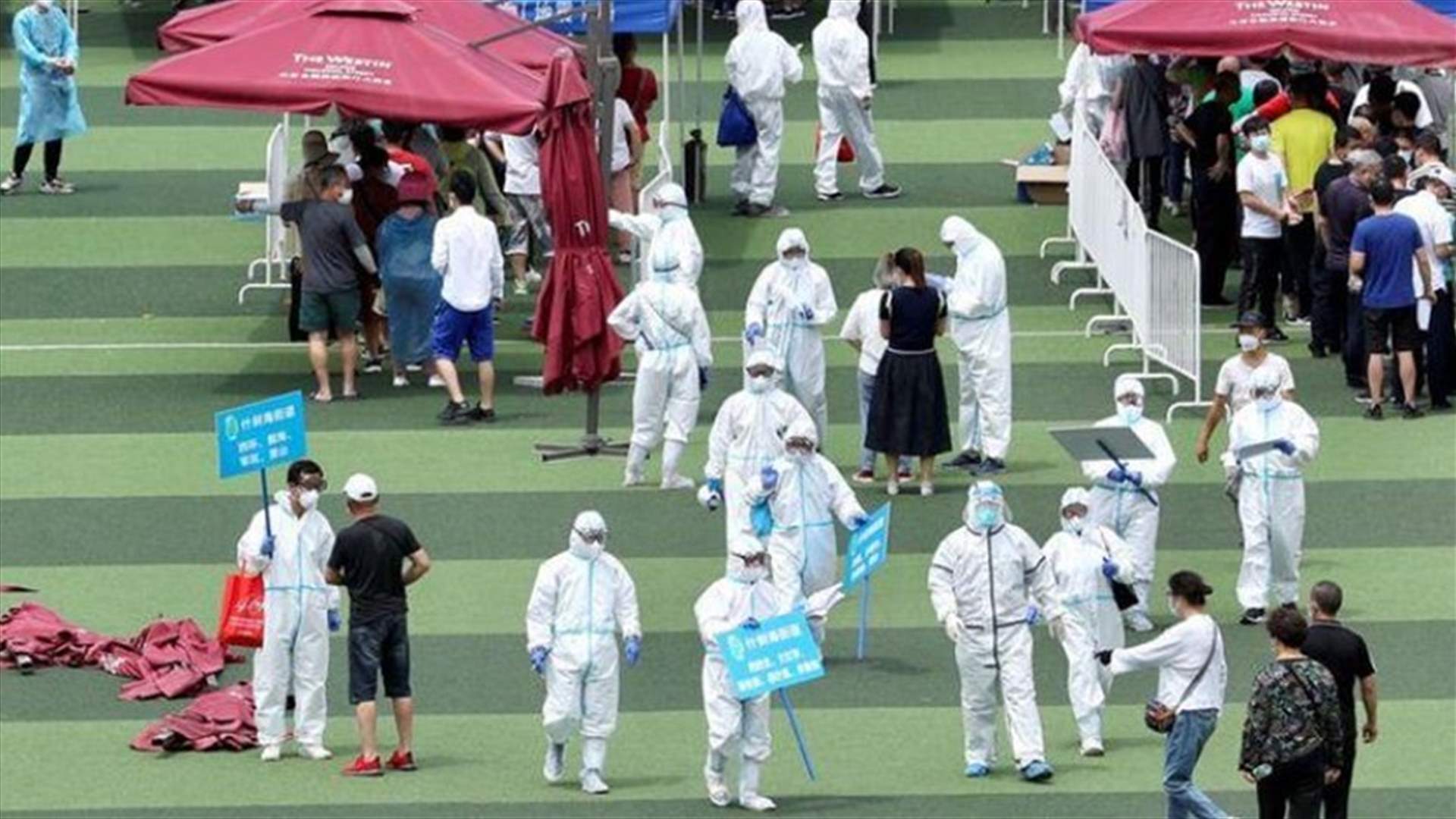 حشود تتجمع لإجراء فحوص كورونا في بكين وسط تفش جديد للمرض
