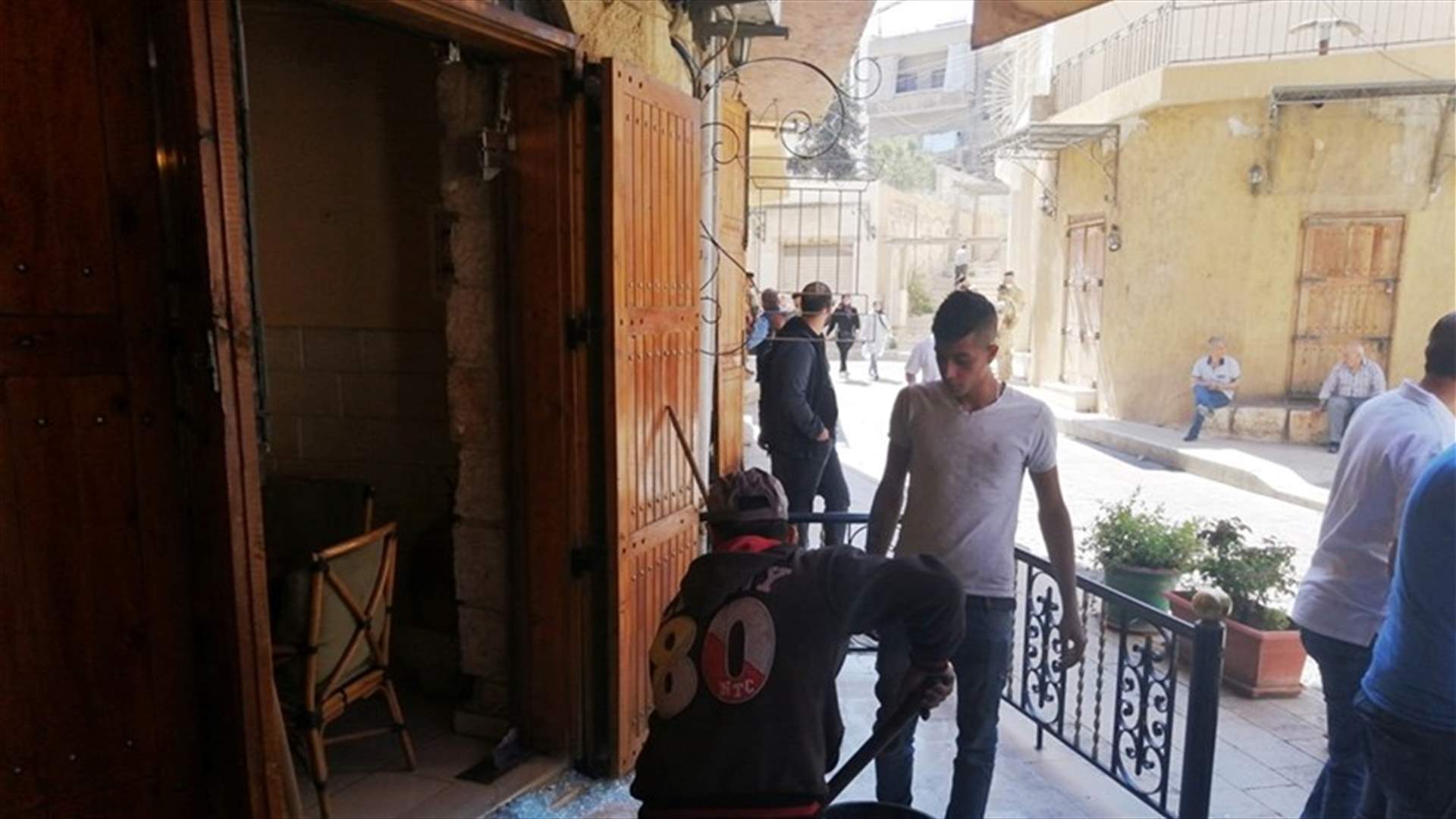 مجهولون اطلقوا النار على مقهى في سوق بعلبك التجاري