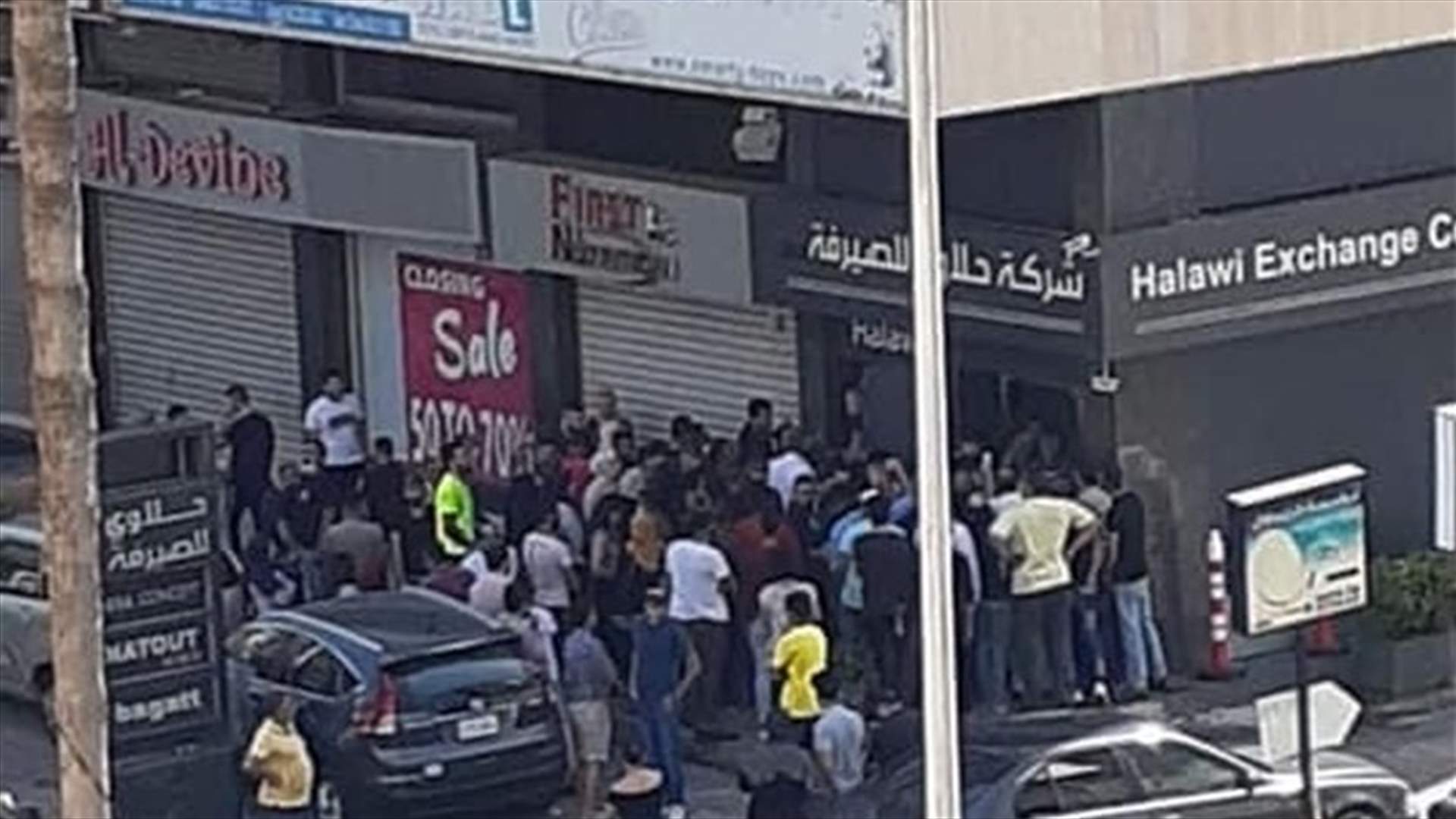 سوق سوداء لبيع وشراء الدولار في صيدا... وزحمة لدى الصرافين المرخصين