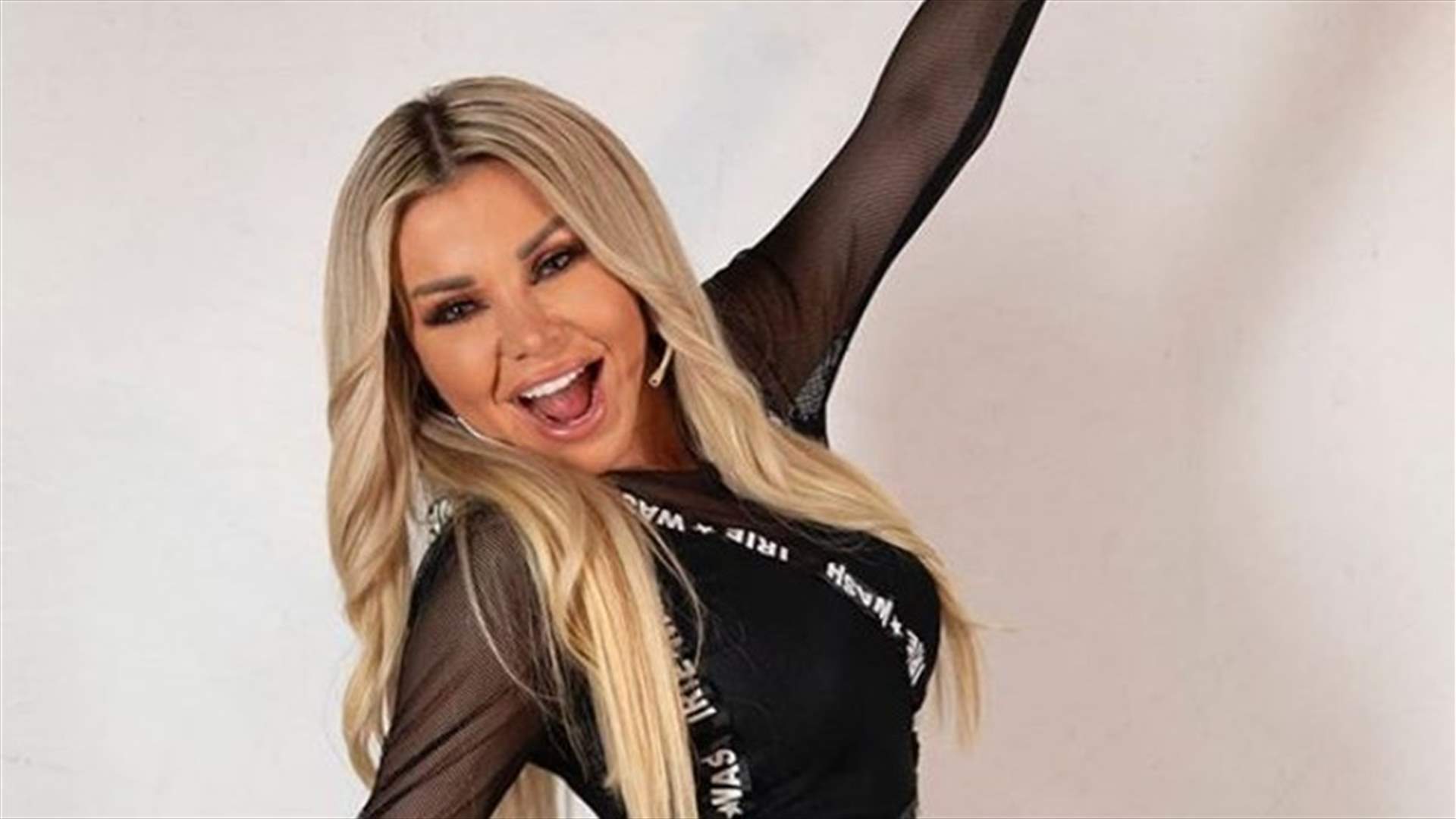 رزان مغربي ترقص على الاوتوستراد في لبنان (فيديو)