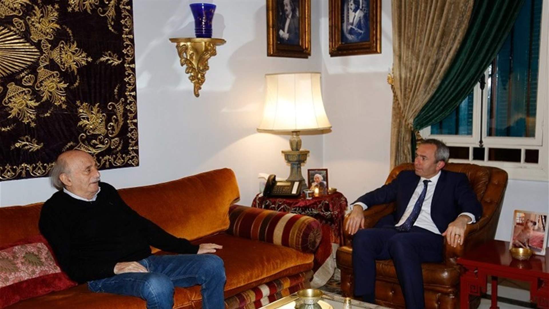 جنبلاط عرض مع السفير البريطاني التطورات