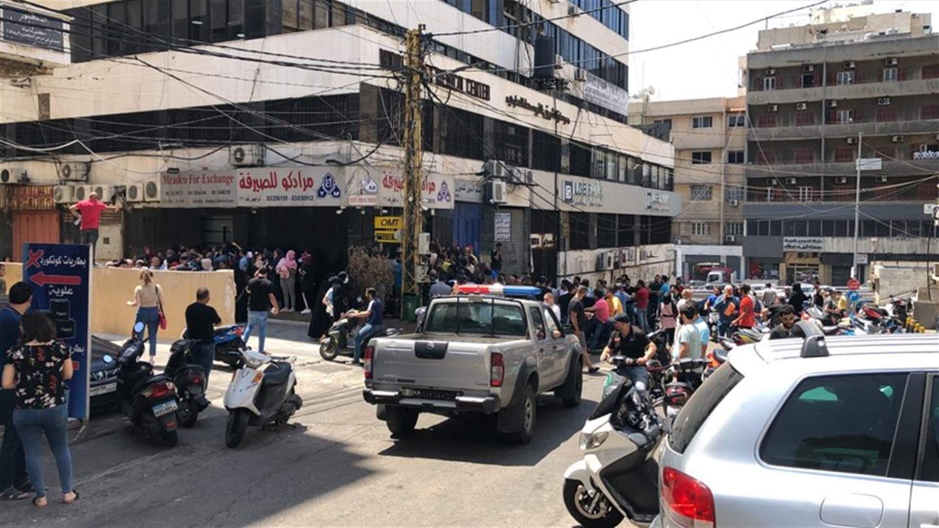 زحمة أمام محال الصيرفة في مختلف المناطق (صوَر وفيديوهات)