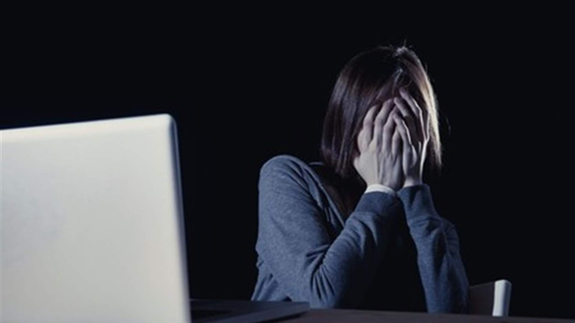 هددها بأذية أحد أفراد عائلتها في حال لم ترسل له صوراً وفيديوهات حميمة لها...