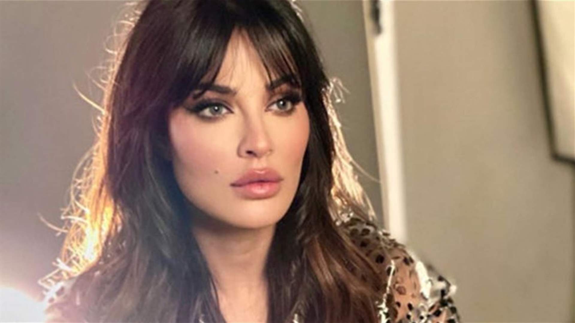 نادين نسيب نجيم حاولت لكمه على وجهه فكسرت اصبعها (صورة)