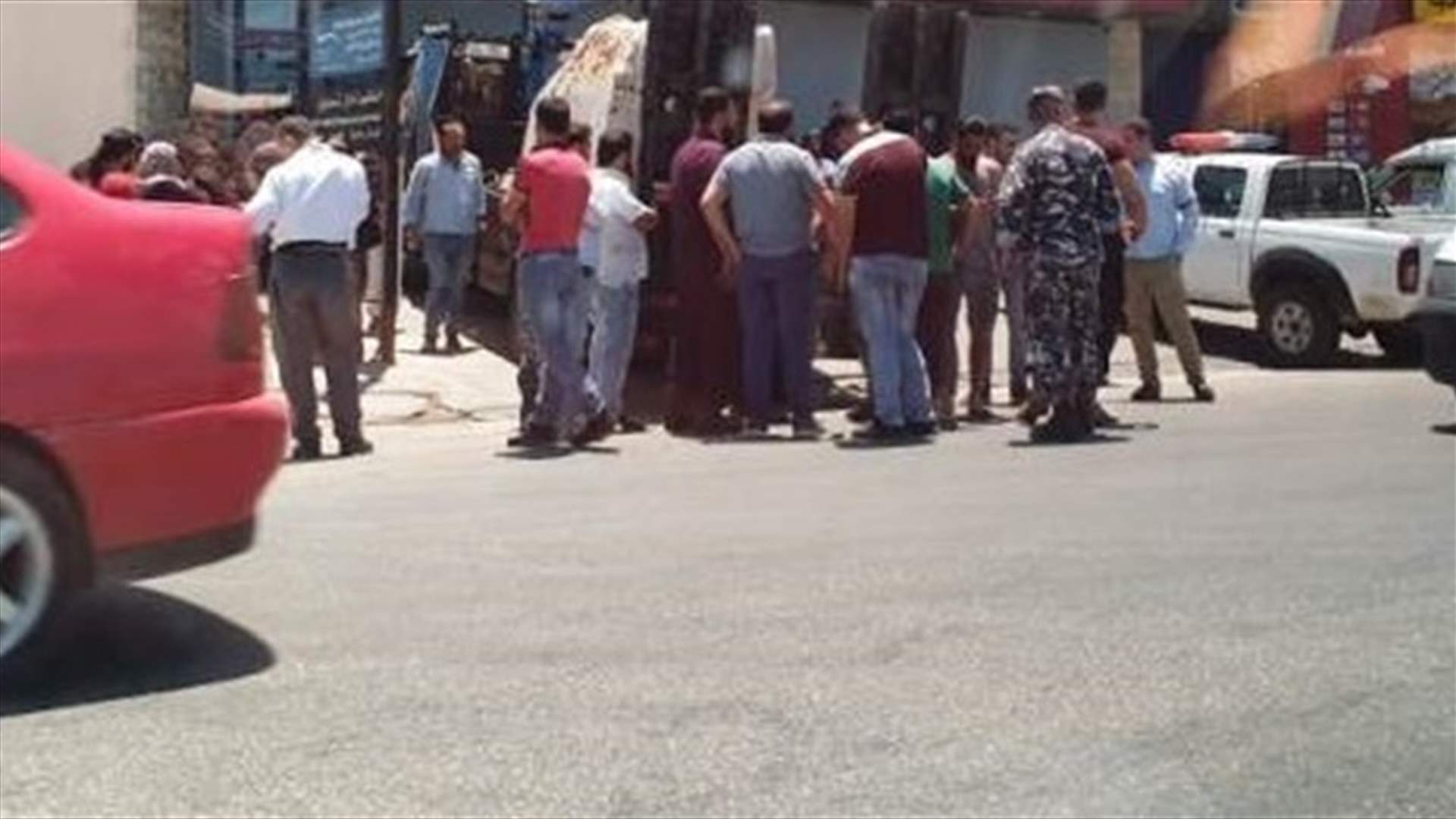 اشكال في أحد المصارف في منيارة تطوّر إلى تضارب وتكسير الزجاج