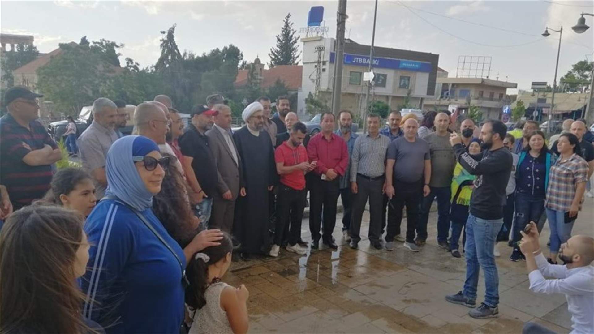 وقفة في بعلبك احتجاجا على ارتفاع الأسعار وتردي الأوضاع المعيشية