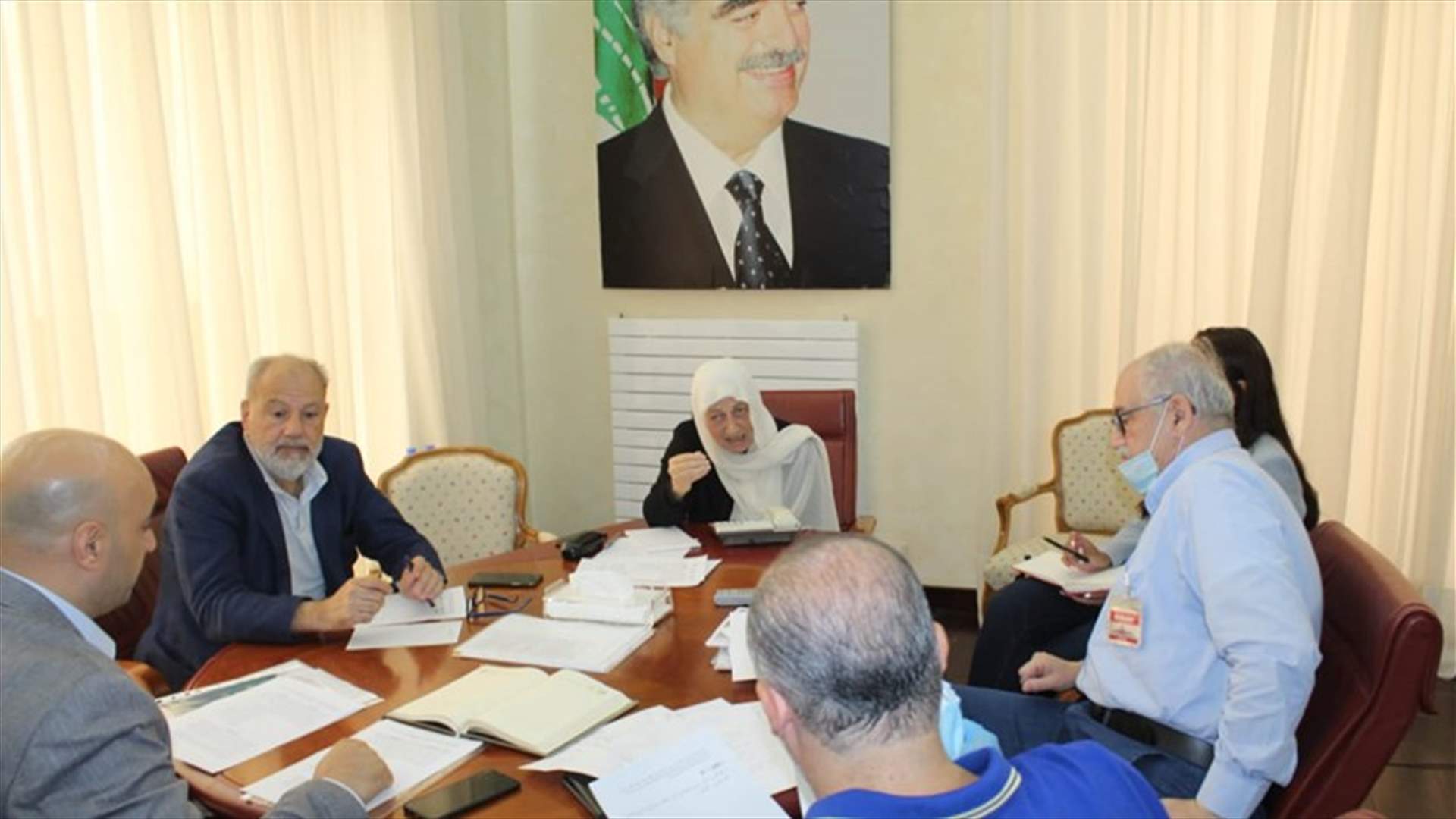 الحريري تابعت مع وزني مستحقات المدارس الرسمية والمجانية