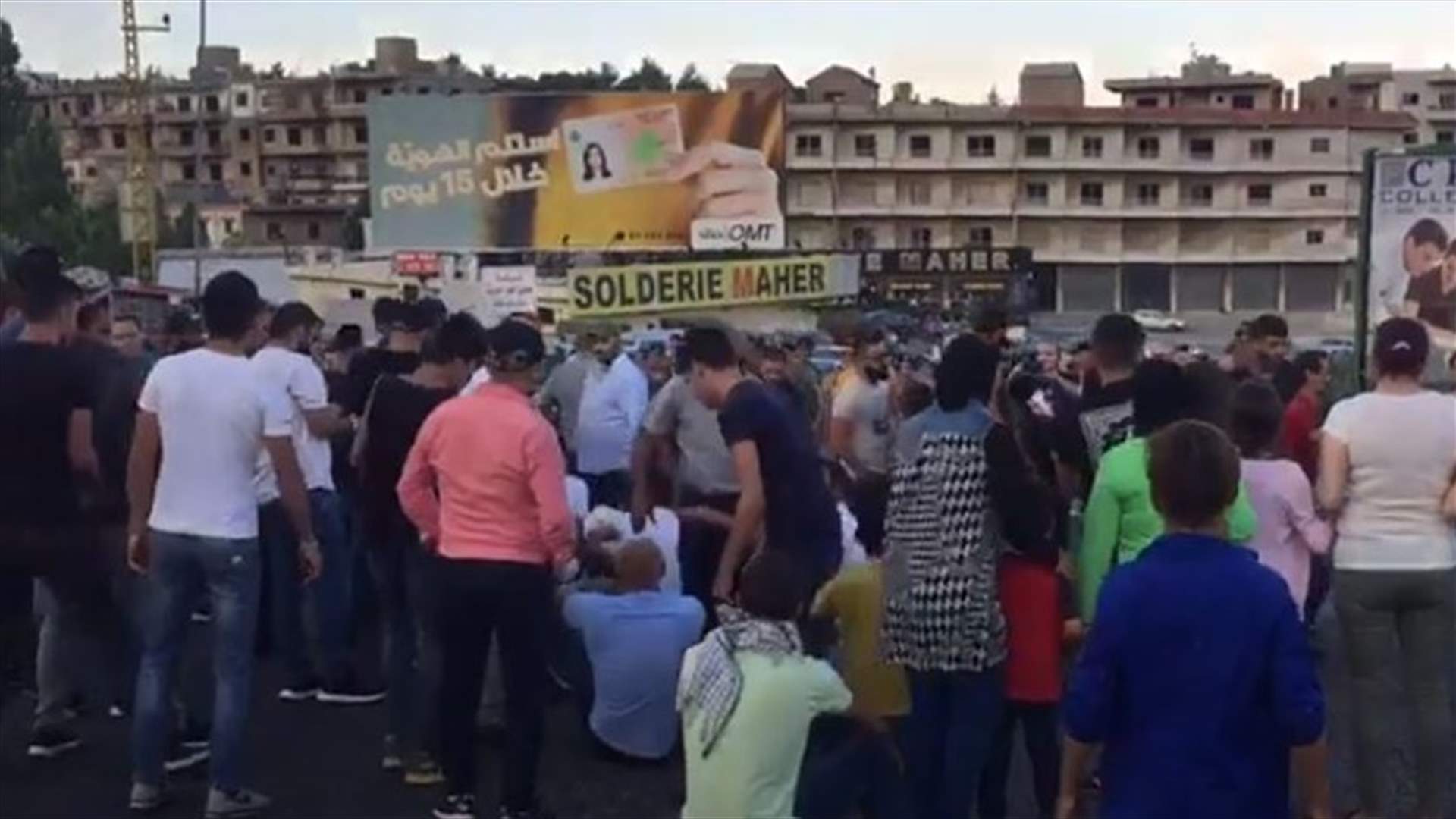 اعتصام عند مفرق جديتا للمطالبة باطلاق عدد من الموقوفين (فيديو)