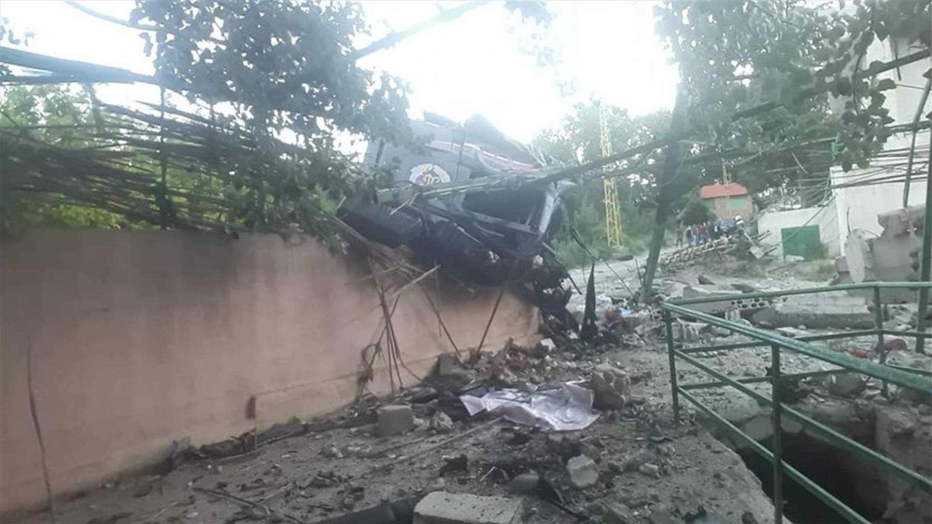 شاحنة تصطدم بجدار أحد المنازل... قتيل و4 جرحى اثر حادث السير على طريق عام اللبوة - عرسال (صور)