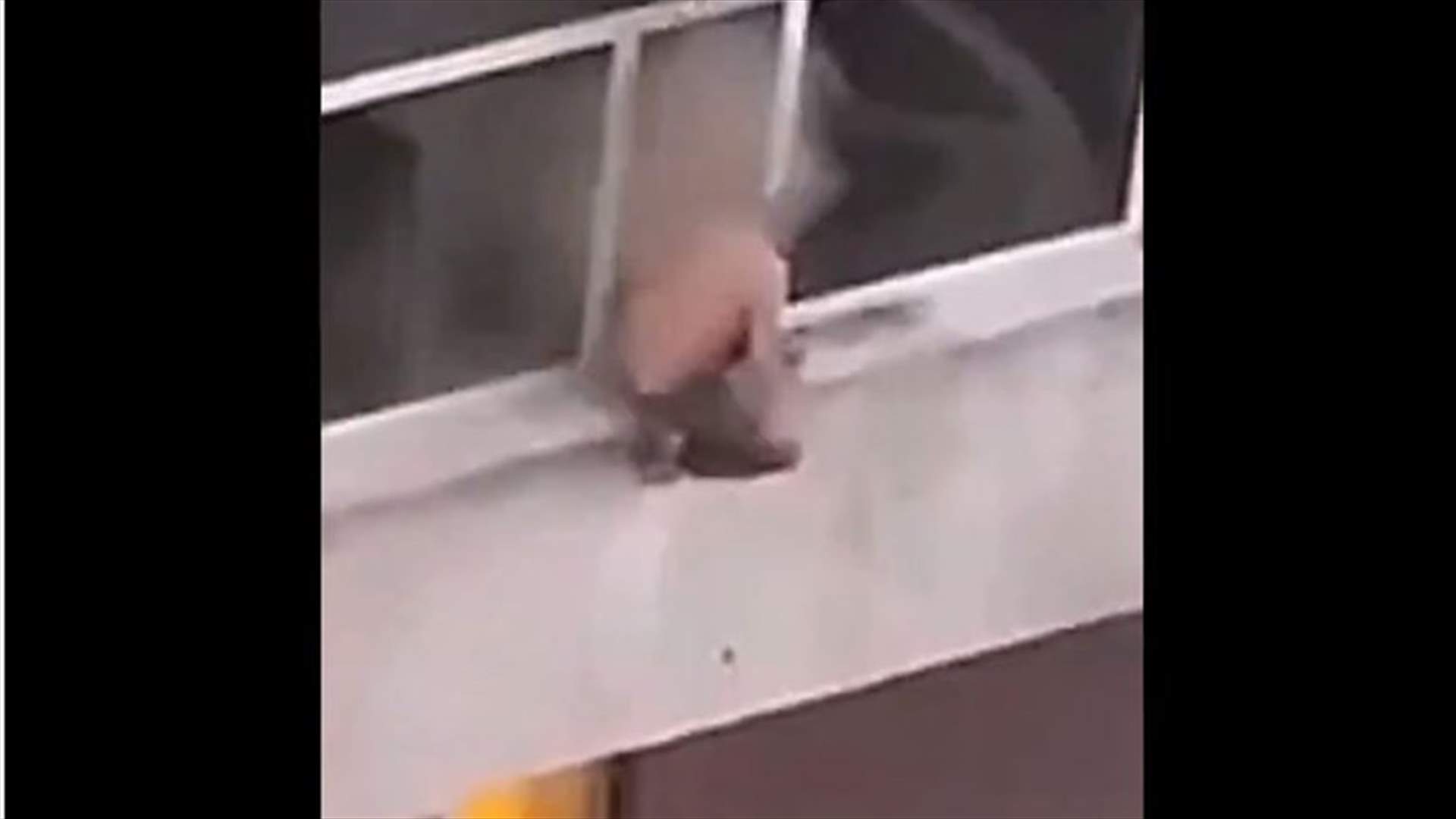 فيديو لخطوة بطولية... شاهدوا كيف أنقذ الجيران رجلاً حاصرته النيران!