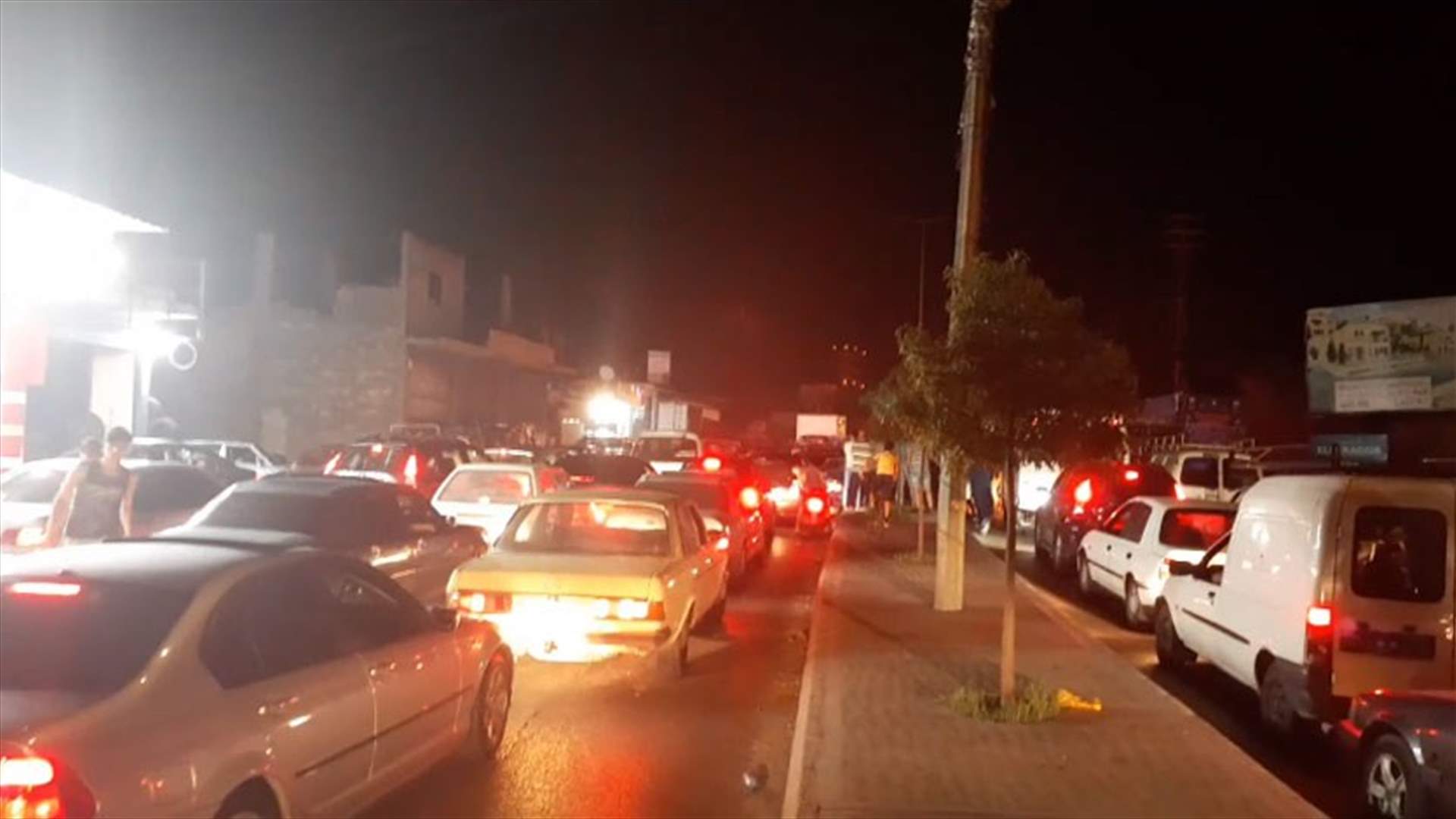 مواطنون عالقون في سياراتهم على اوتوستراد المنية - دير عمار... وفيديو يوثق المشهد
