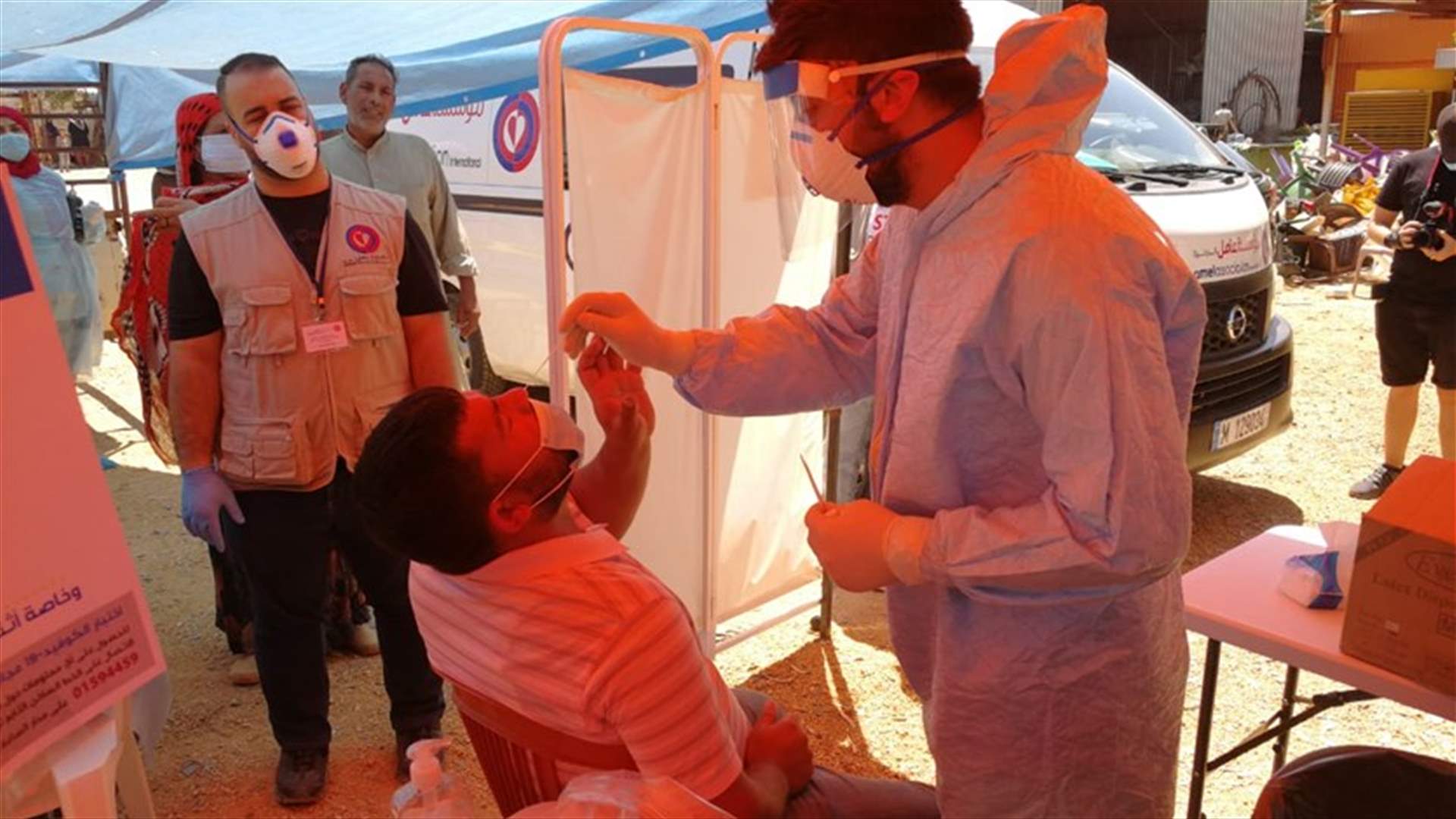 فريق طبي من وزارة الصحة يجري فحوص PCR في مخيم الوزاني