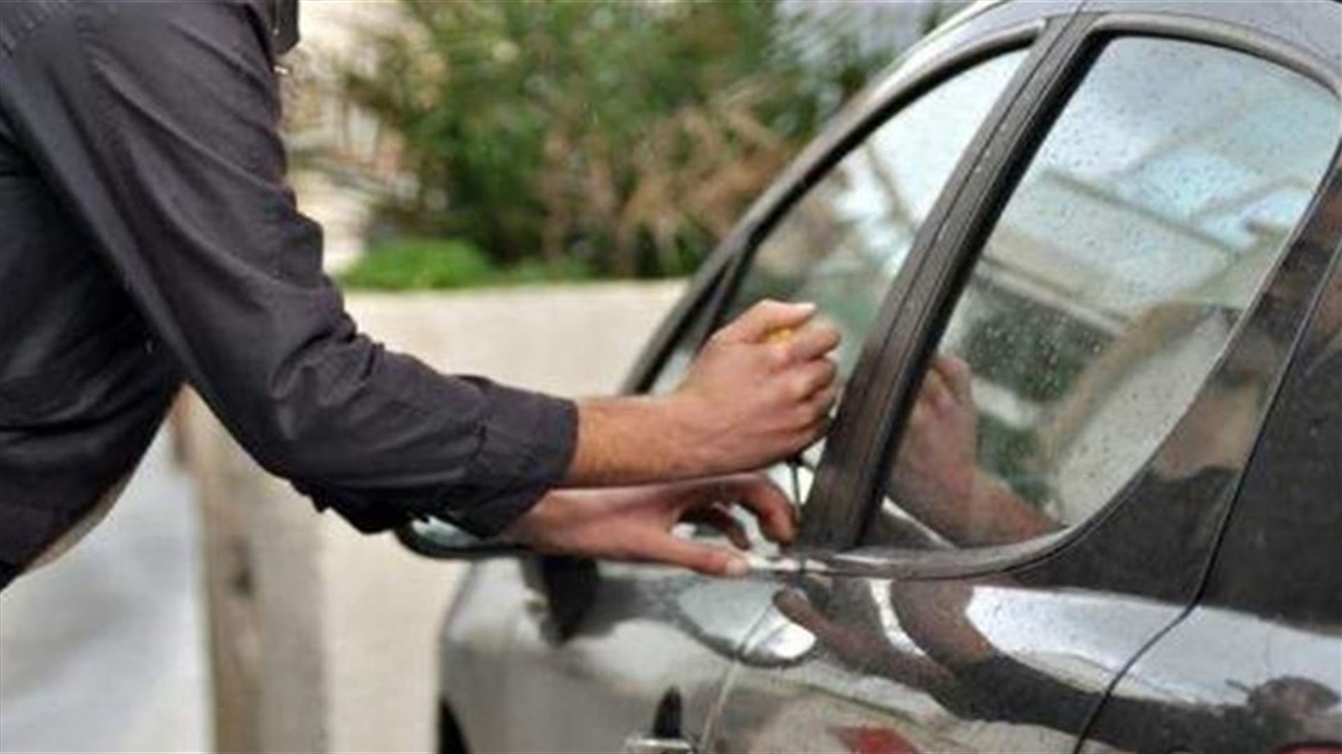توقيف شخصين أثناء سرقتهما سيارة...