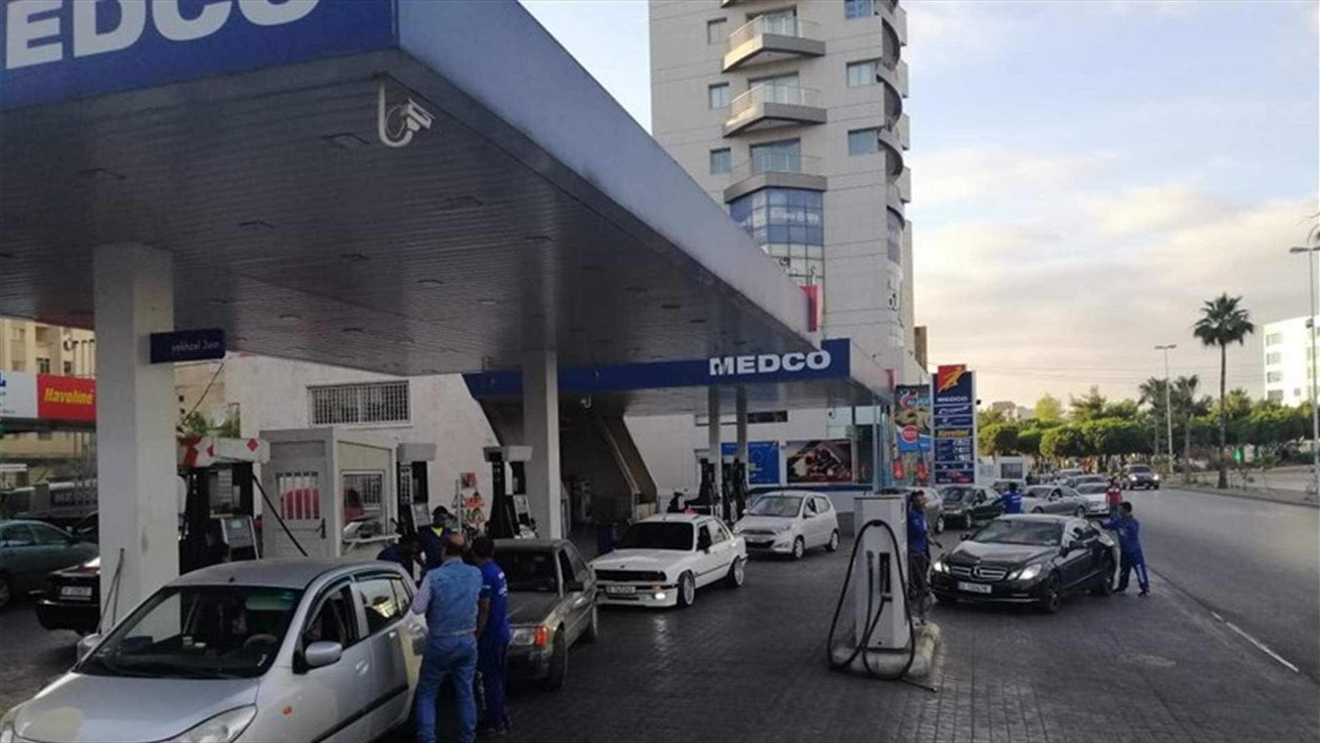 زحمة أمام محطات الوقود في صيدا وإقفال بعضها (صورة)