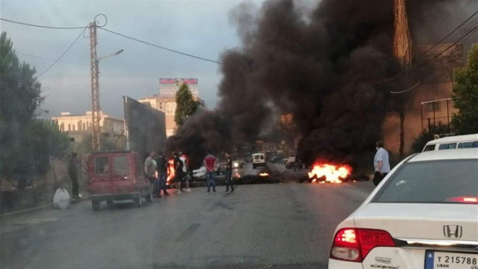 محتجون على الأوضاع المعيشية يقطعون أوتوستراد المنية ـ العبدة واوتوستراد الضنية ـ طرابلس (صوَر)