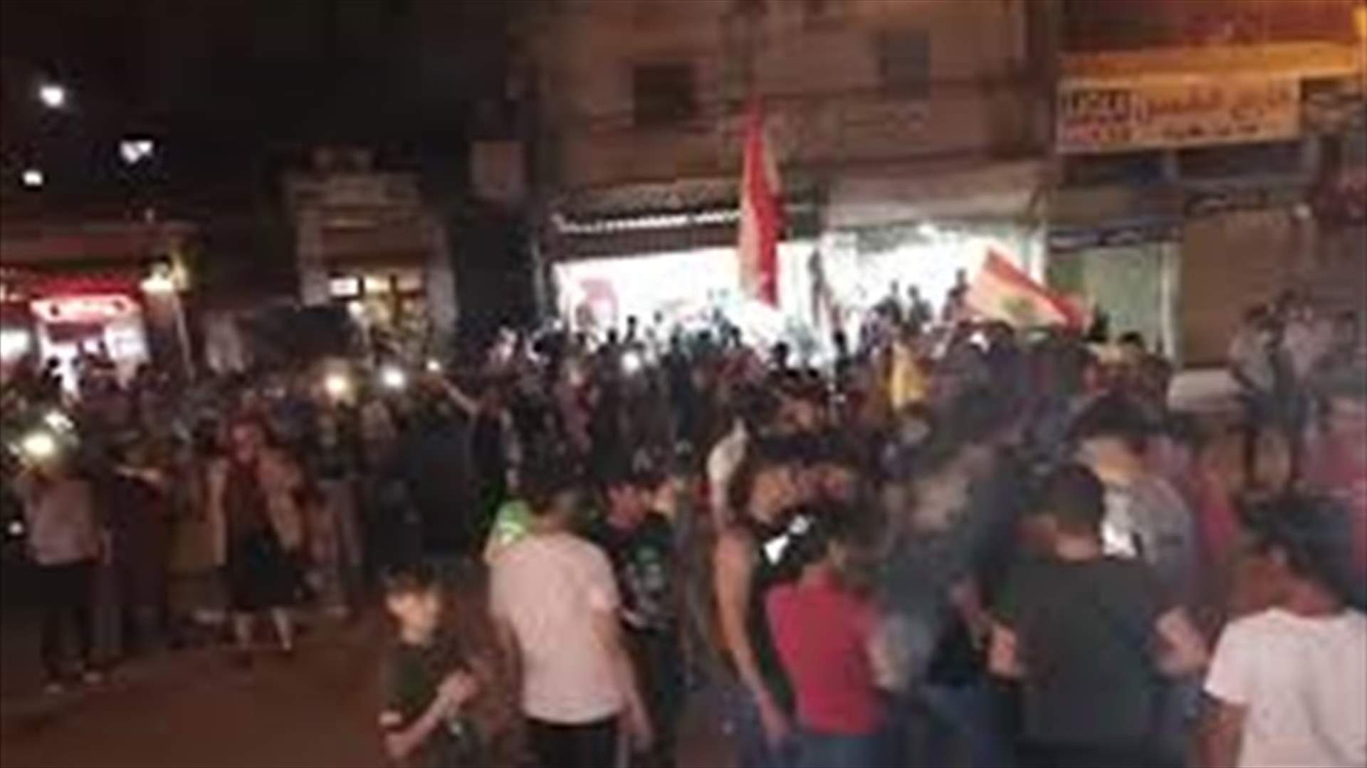 محتجون يقطعون طريق شارع بشارة الخوري في ساحة ناصر - بعلبك
