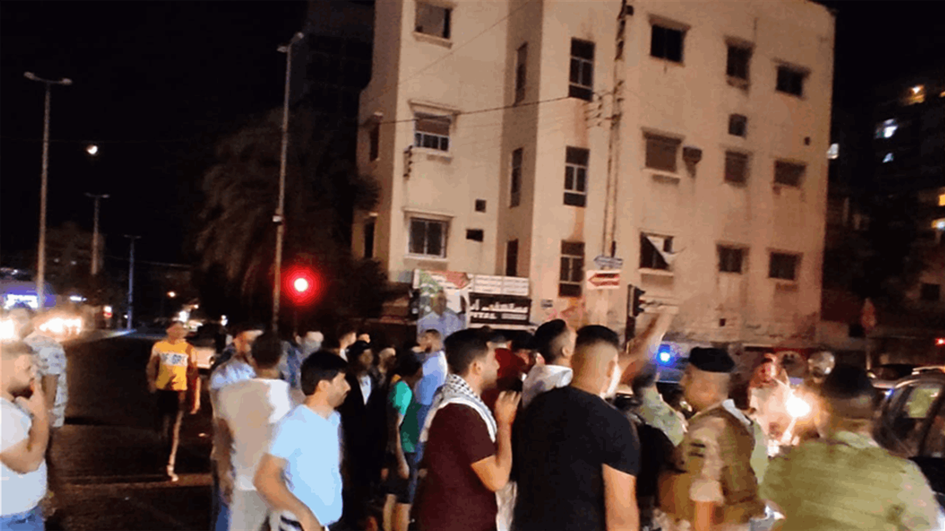 محتجون اغلقوا تقاطع ايليا احتجاجا على تردي الاوضاع