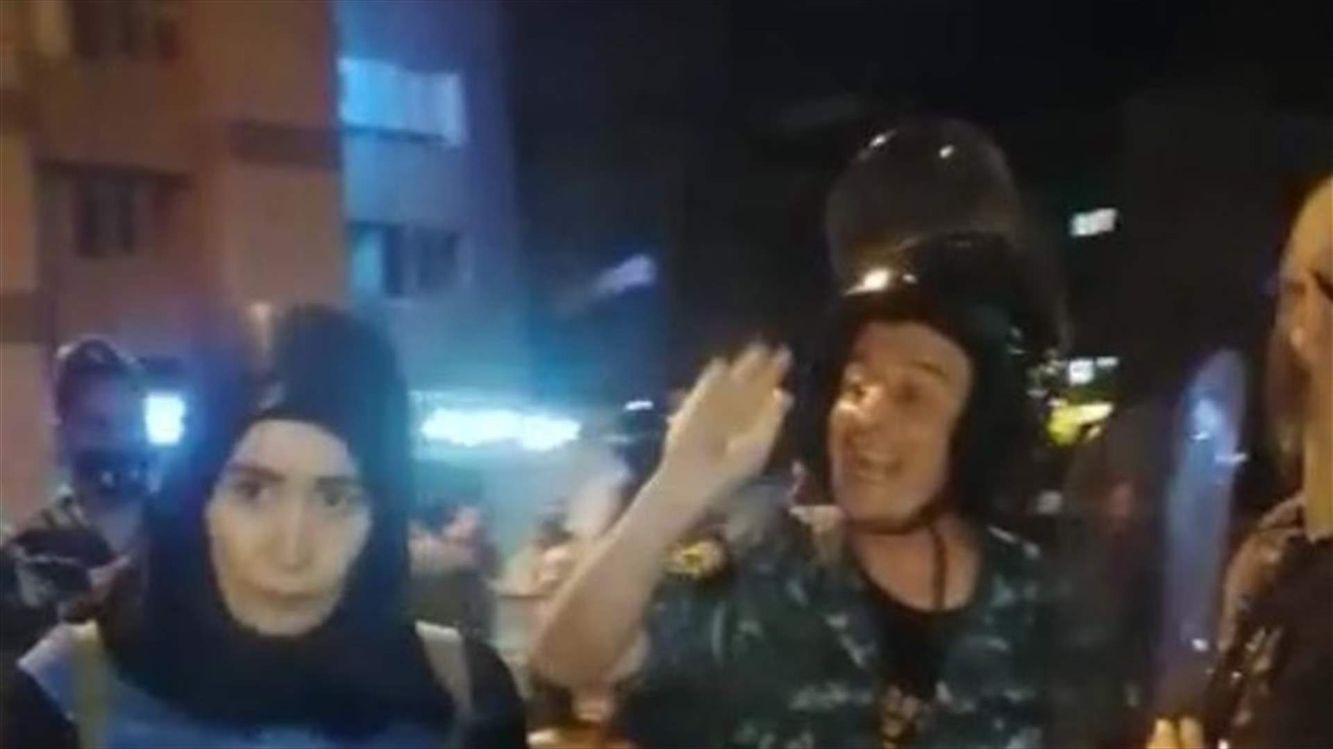 تلاسن بين متظاهرة وعناصر قوى الامن على جسر الرينغ (فيديو)