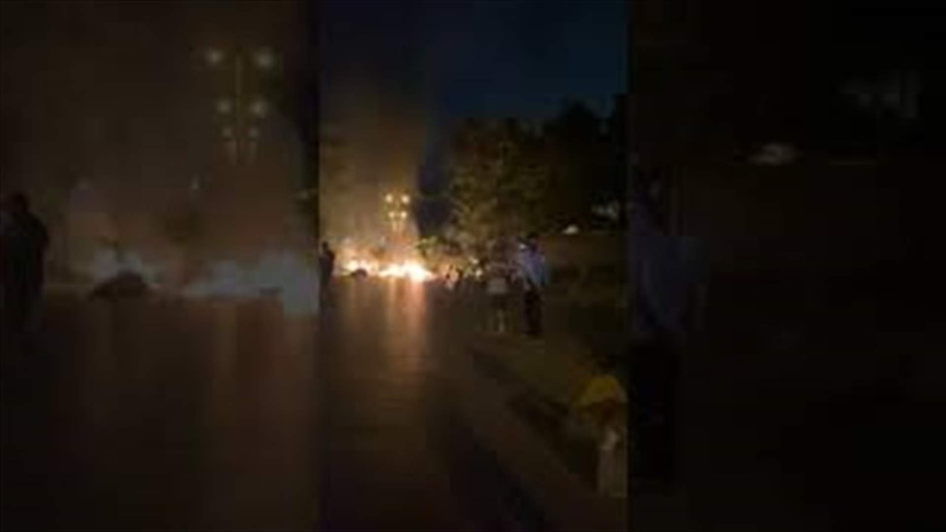 ناشطون تجمعوا امام سراي جونية وقطعوا الطريق بالاطارات المشتعلة (فيديو)