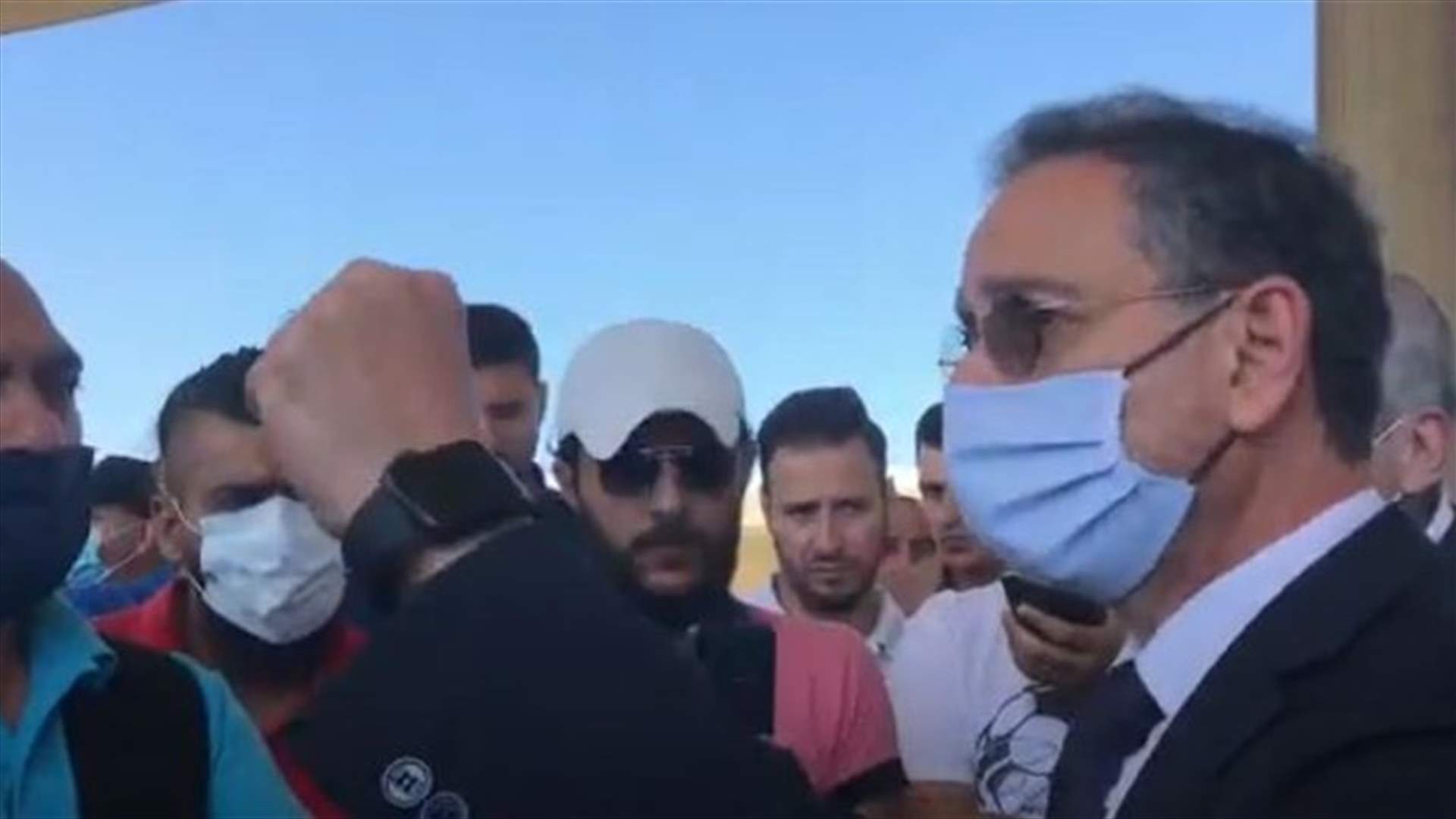 حوار بين وزير الاقتصاد ومواطنين في طرابلس... ماذا أوضح؟ (فيديو)