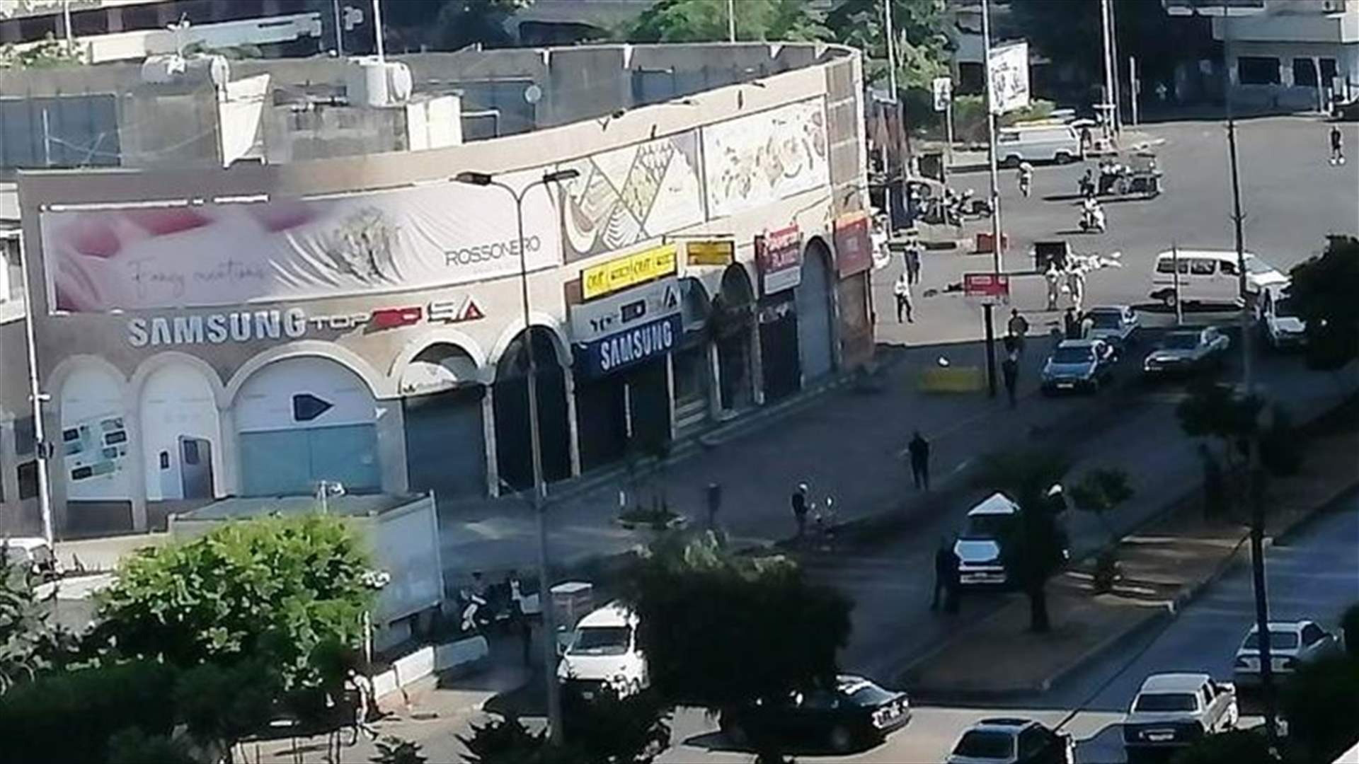 محتجون قطعوا ساحة عبد الحميد كرامي بالاطارات والحجارة (صورة)