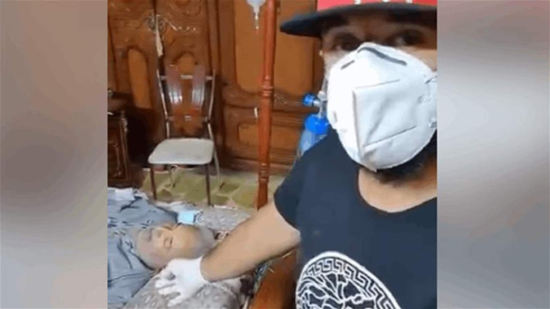 مواطن عراقي بجانب جثة أبيه المتوفي بكورونا... &quot;أنا مضطر لدفنه في البيت&quot;