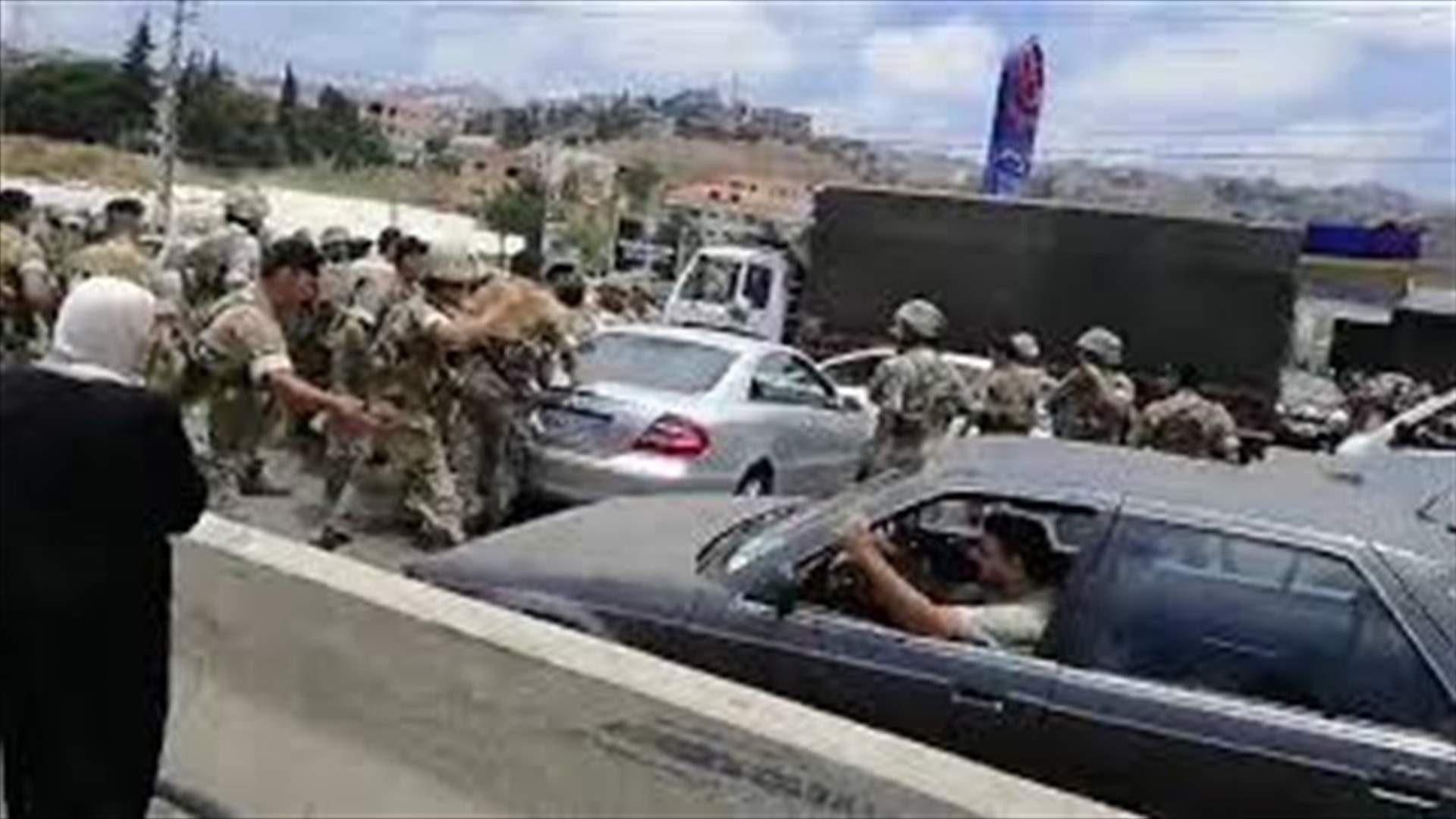 الجيش يعيد فتح اوتوستراد الجية بالقوة (فيديو)