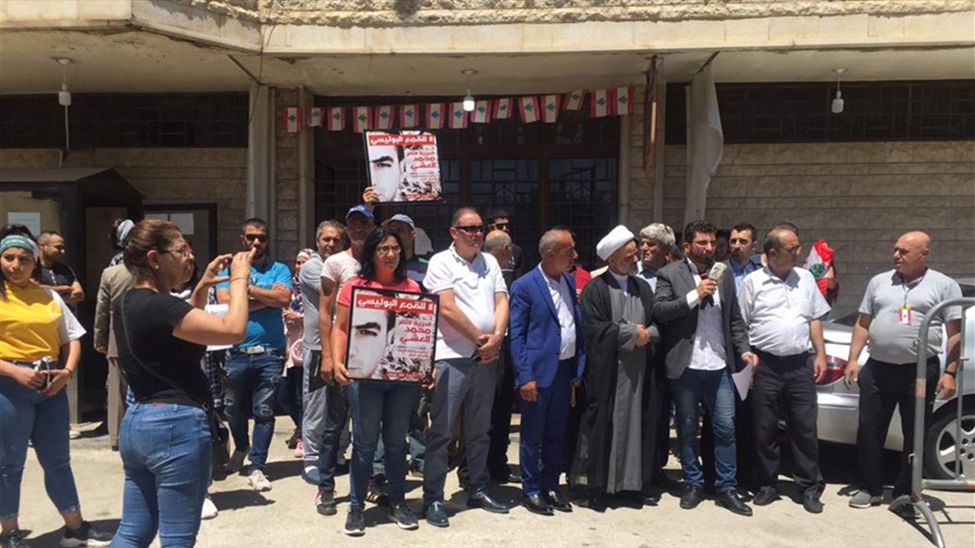 اعتصام أمام قصر العدل في بعلبك... ولافتات منددة بالفساد وغلاء الدولار
