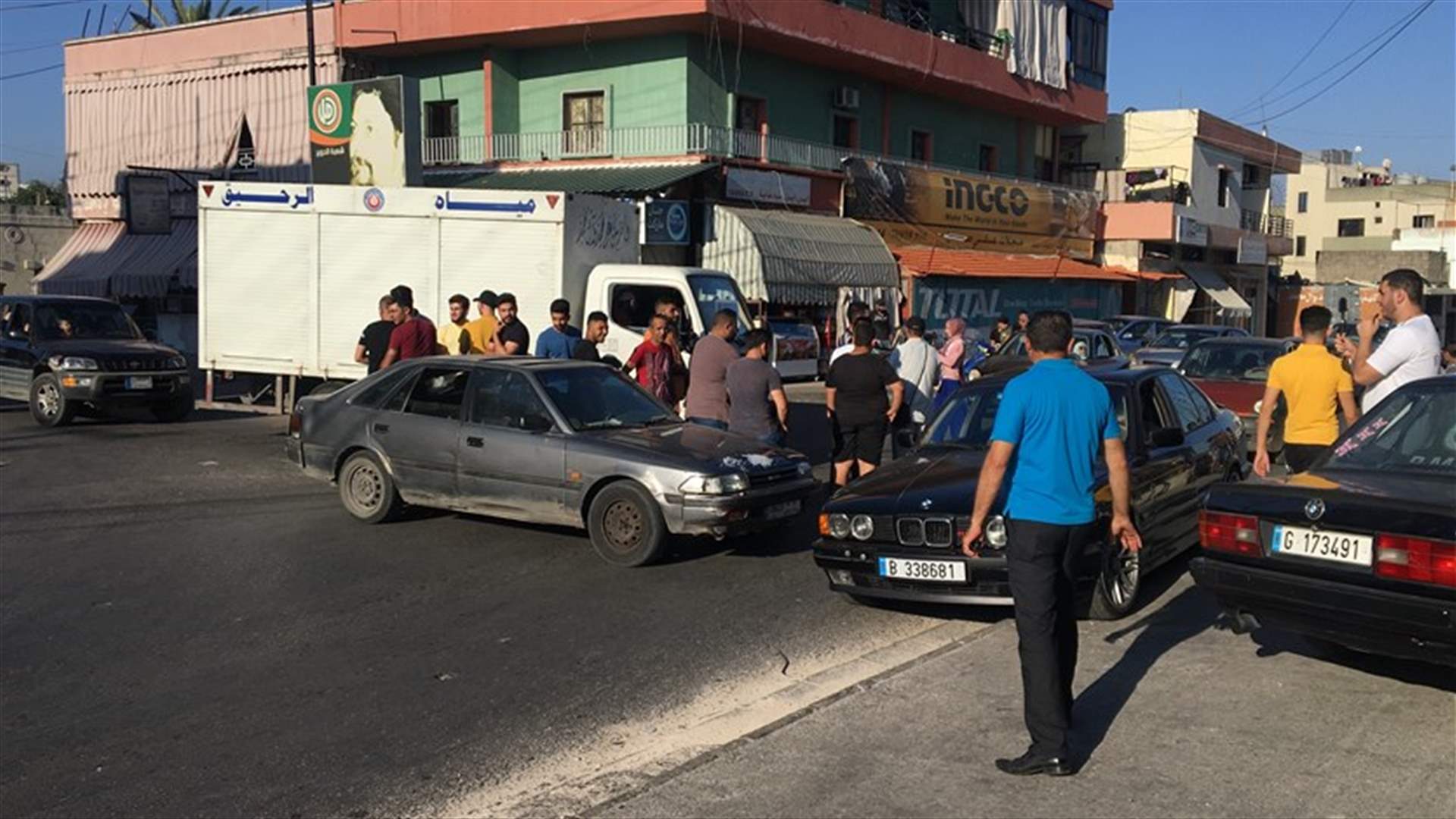 وقفة لشبان من الدوير عند مفرق الشرقية احتجاجا على تردي الاوضاع المعيشية