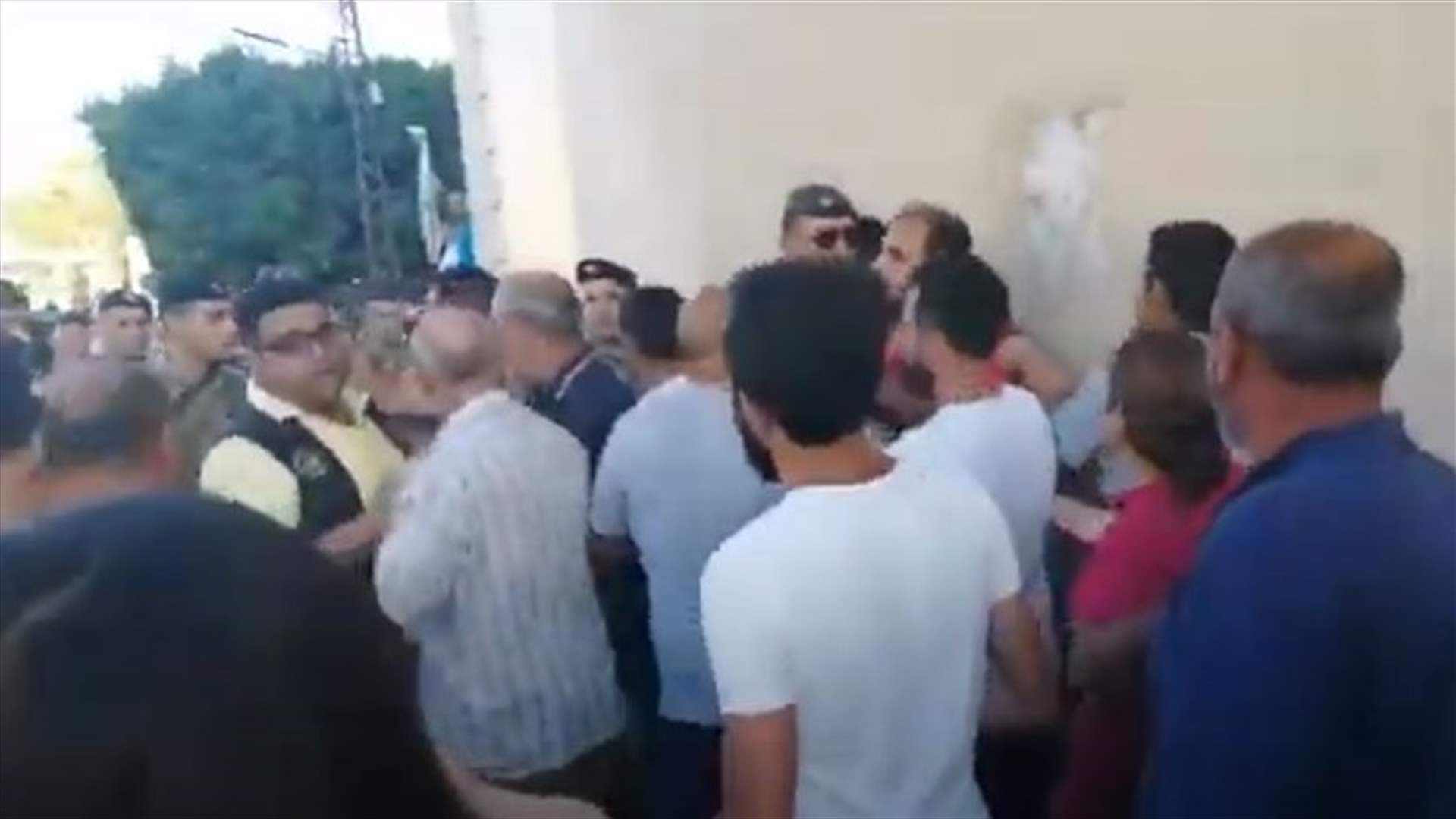اعتصام في صريفا... واشكال خلال محاولة قطع الطريق (فيديو)