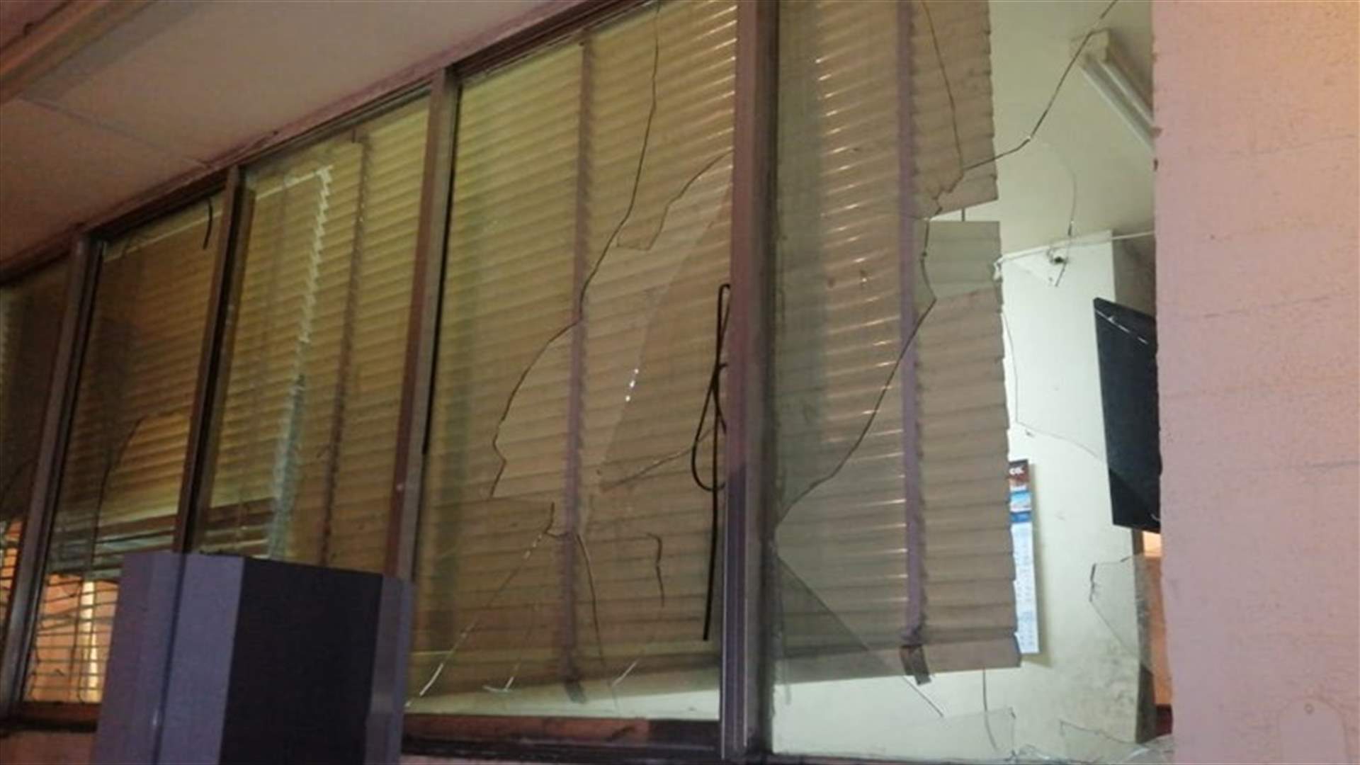 تكسير غرفة الحرس في معمل الجية الحراري (فيديو)