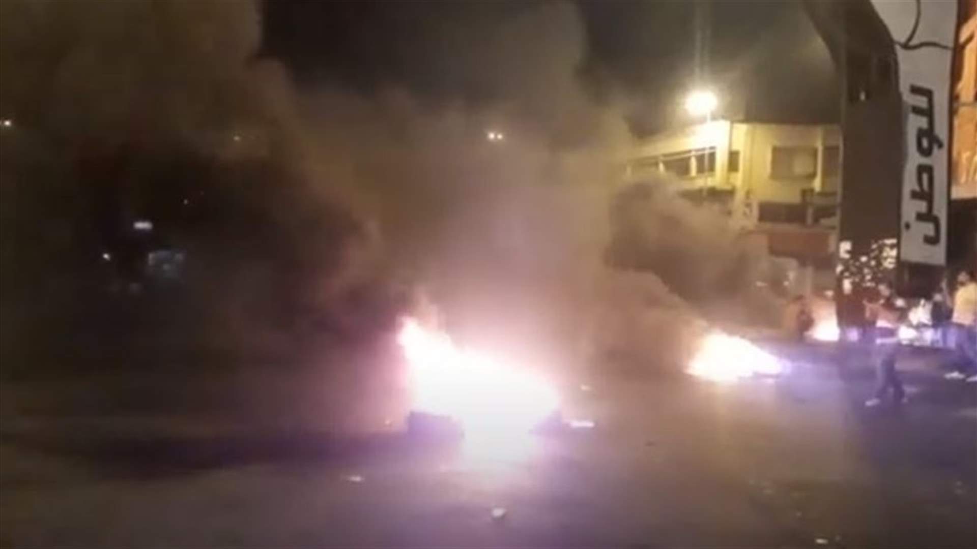 قطع الطريق عند ساحة النور وعلى اوتوستراد البالما في طرابلس (فيديو)
