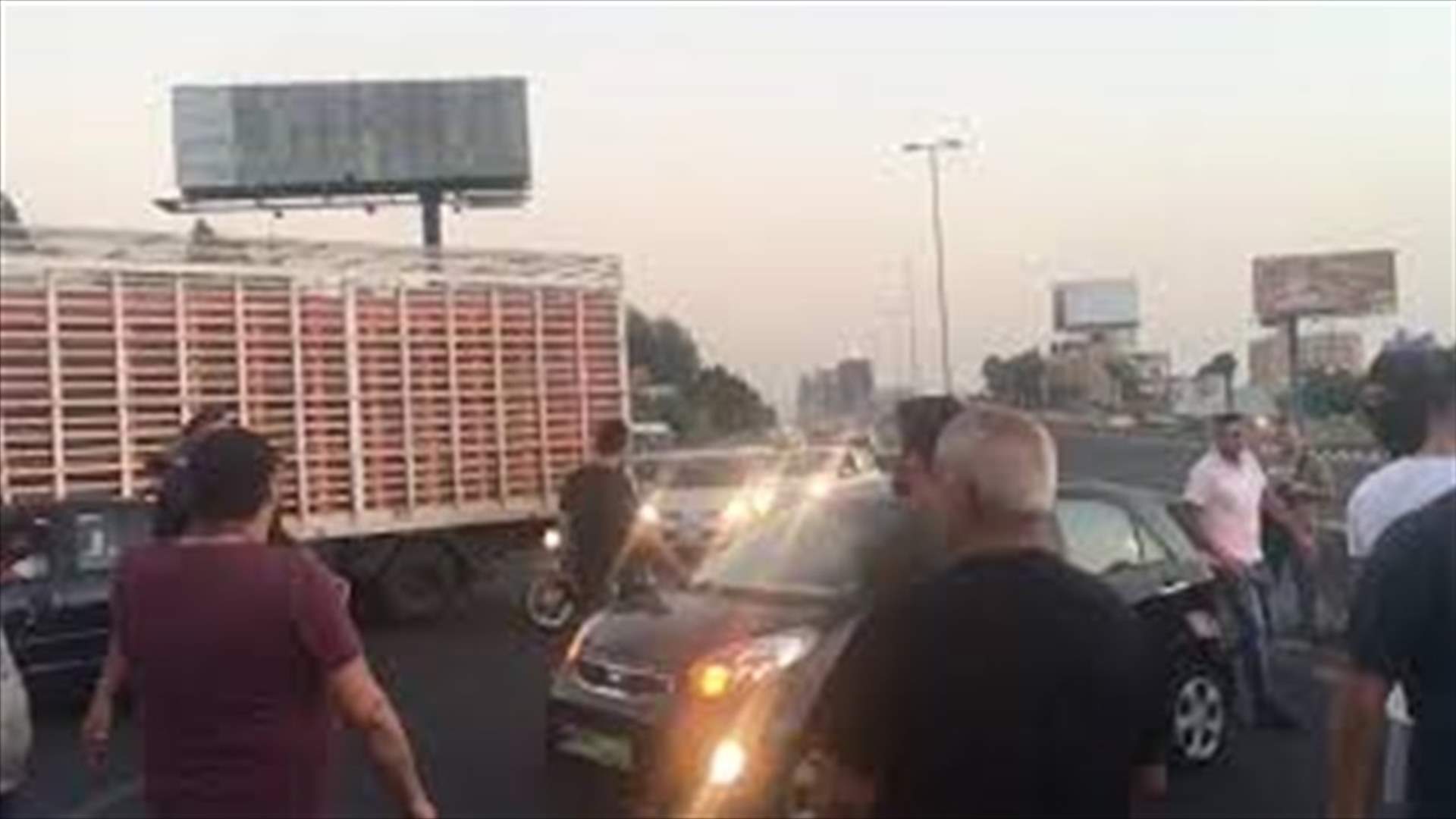 قطع اوتوستراد الضبية بالاطارات المشتعلة (فيديو)