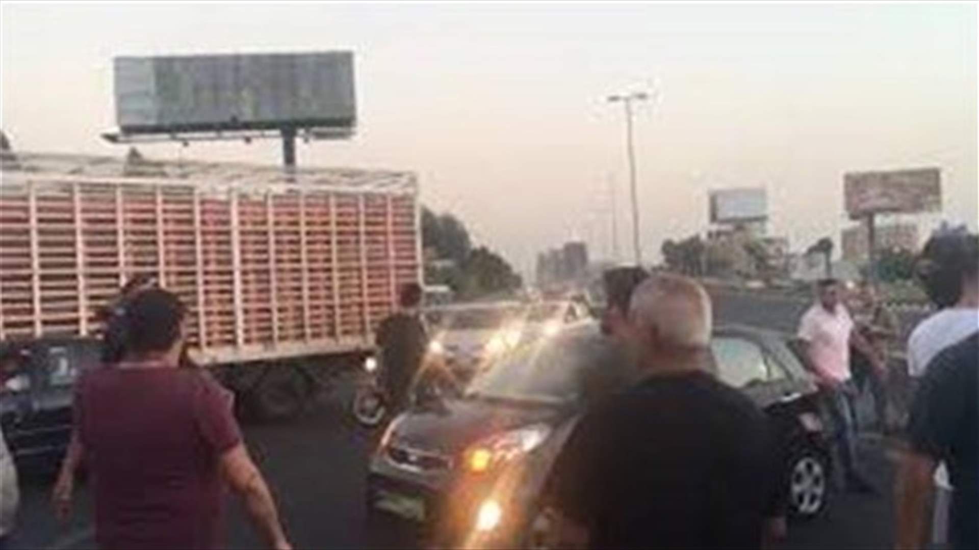 Protesters cut off Dbayeh highway with burning tires-[VIDEO]