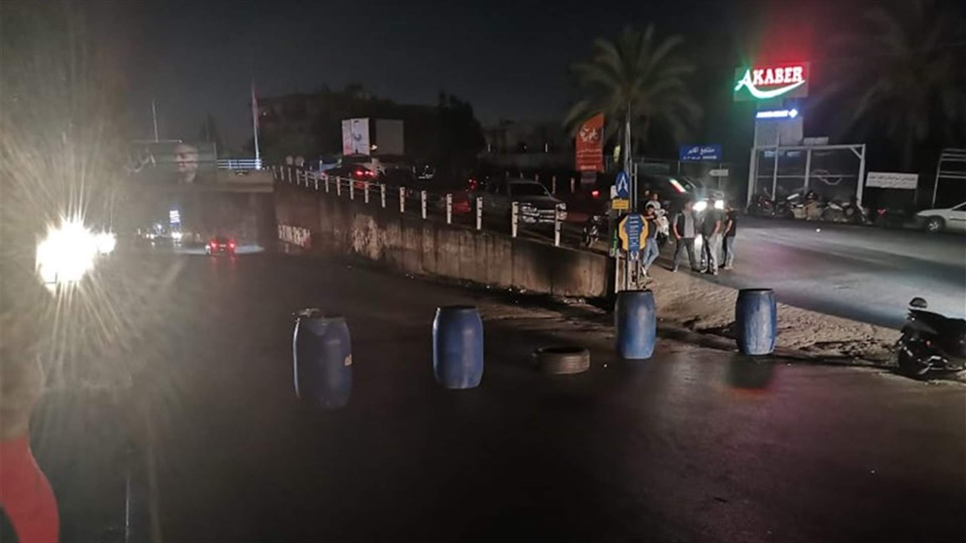 قطع طريق حبوش عند الجسر (صورة)