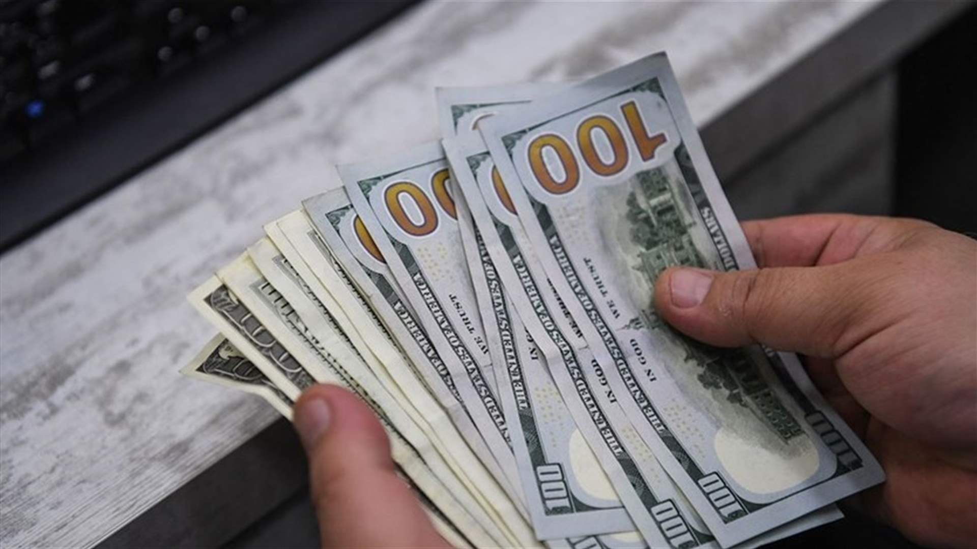 عدد من المصارف رفع سعر صرف الدولار المعتمد لتطبيق التعميمين 148 و151... اليكم التفاصيل