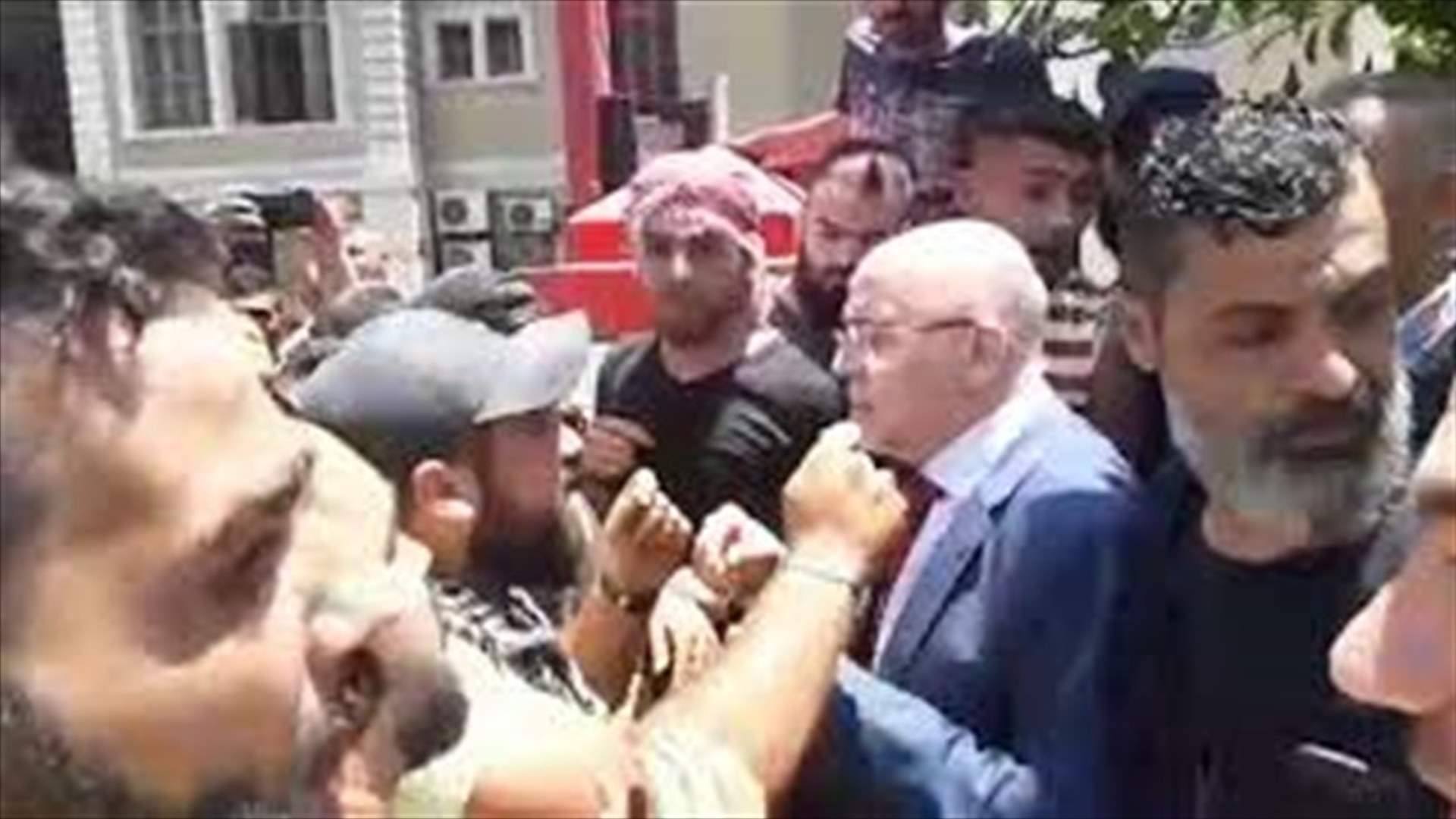 اشكال بين محتجين وشرطة بلدية طرابلس.. (فيديو)