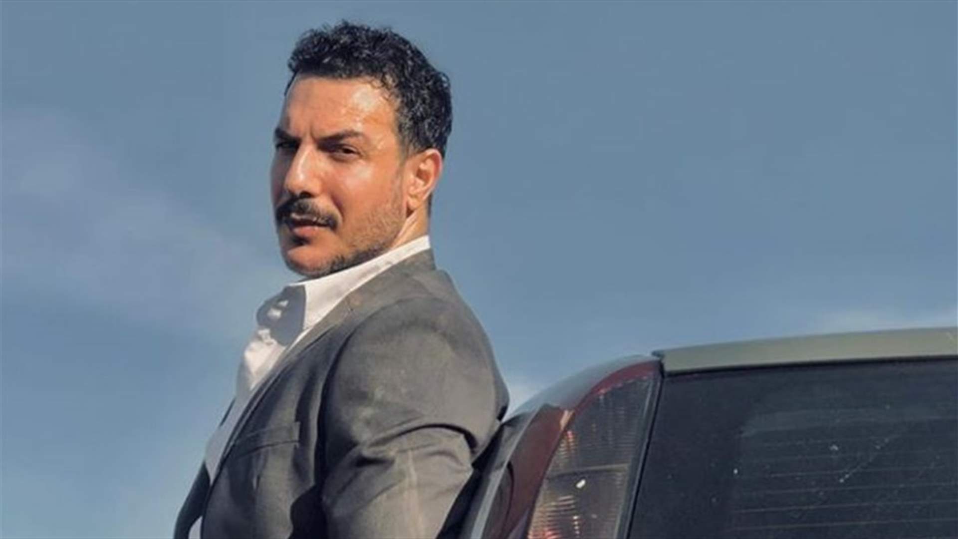 باسل خياط يُشعل الإنترنت بصورة جديدة.. عاري الصدر مع وشمين لأول مرّة