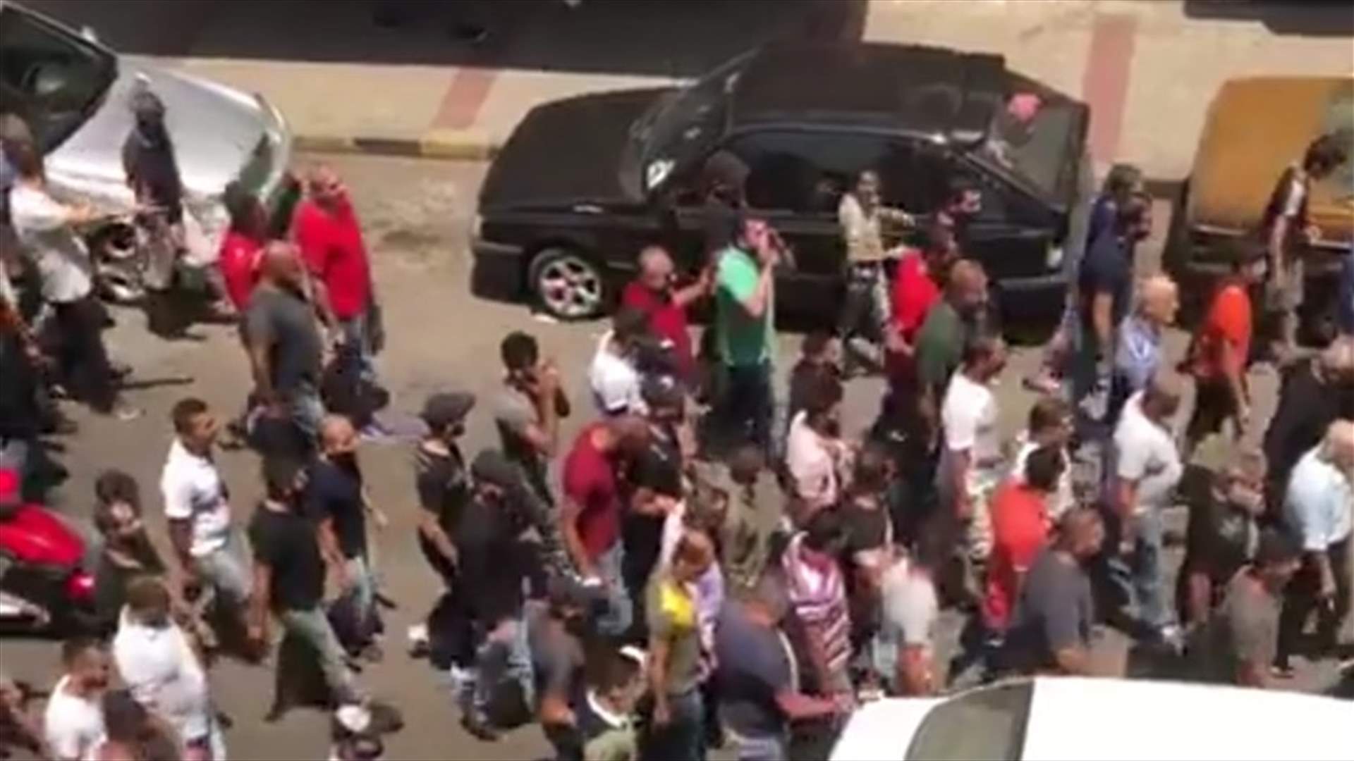 تظاهرة راجلة في القبة احتجاجا على الاوضاع المعيشية وآخرون قطعوا مسارب ساحة عبد الحميد كرامي