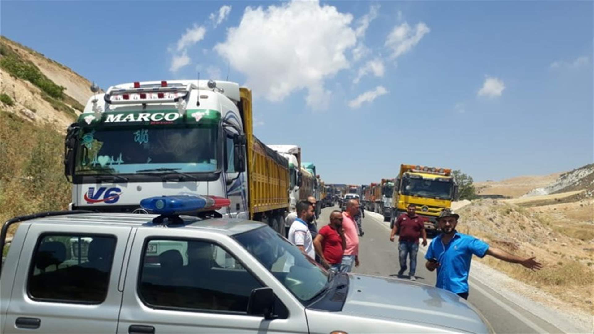 سائقو الشاحنات قطعوا طريق مثلث كفرحونة بعد منعهم من نقل البحص من الكسارات