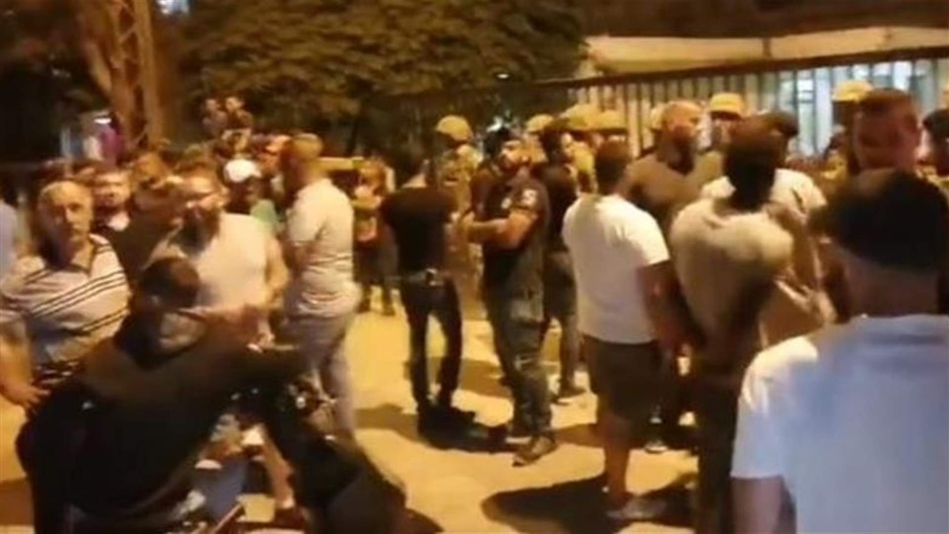 محتجون قطعوا طريق البحصاص واعتصام امام شركة كهرباء قاديشا