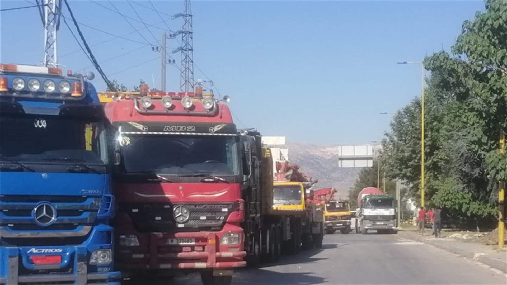 قطع اوتوستراد زحلة بالشاحنات وجبالات الباطون
