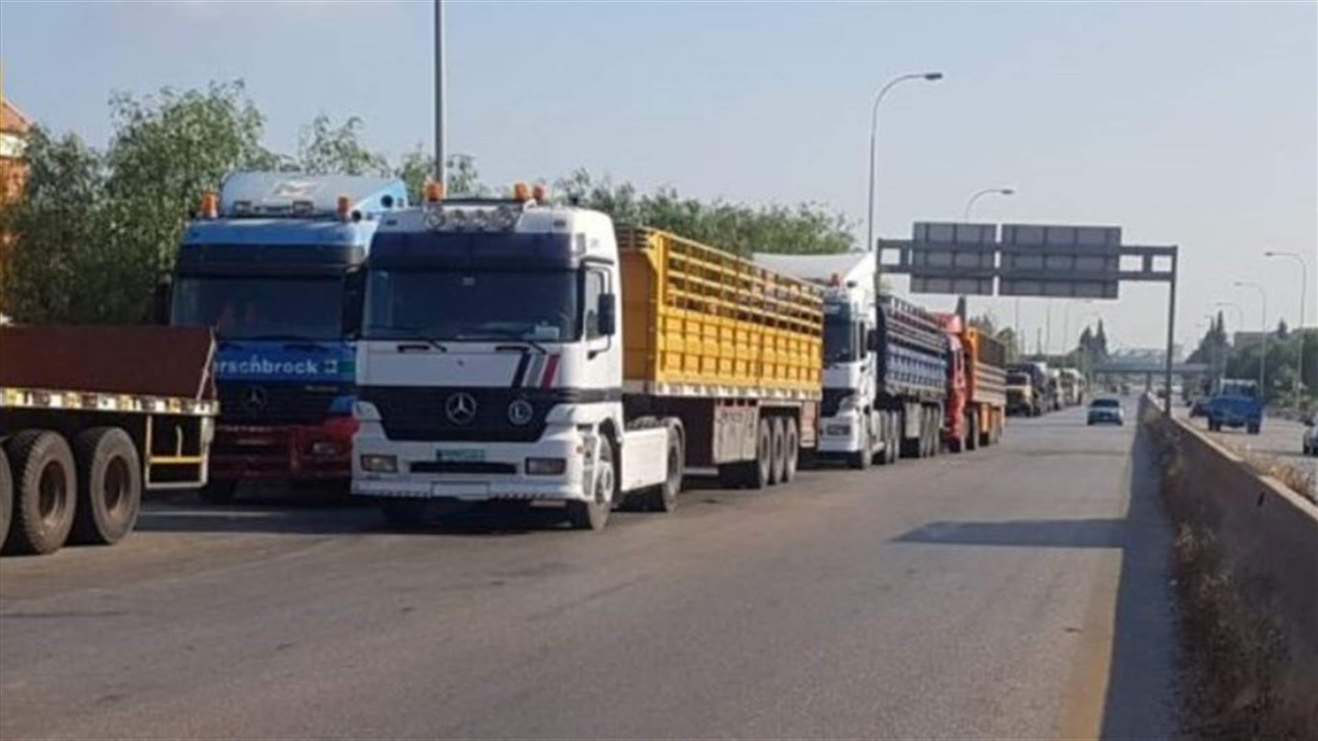وقفة احتجاجية لأصحاب الشاحنات ومؤسسات البناء وآليات نقل الاسمنت على اوتوستراد شكا