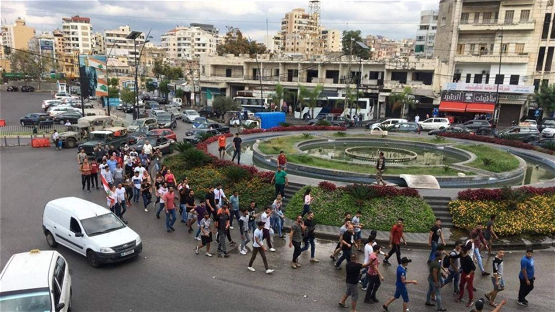 مواطن ركن سيارته وسط ساحة ايليا مطلقا صرخة وجع