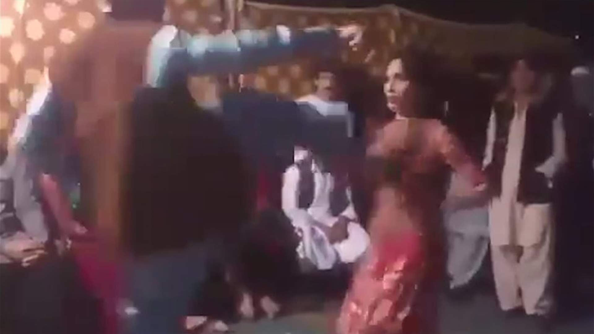 رجل يركل راقصة خلال حفل زفاف (فيديو)