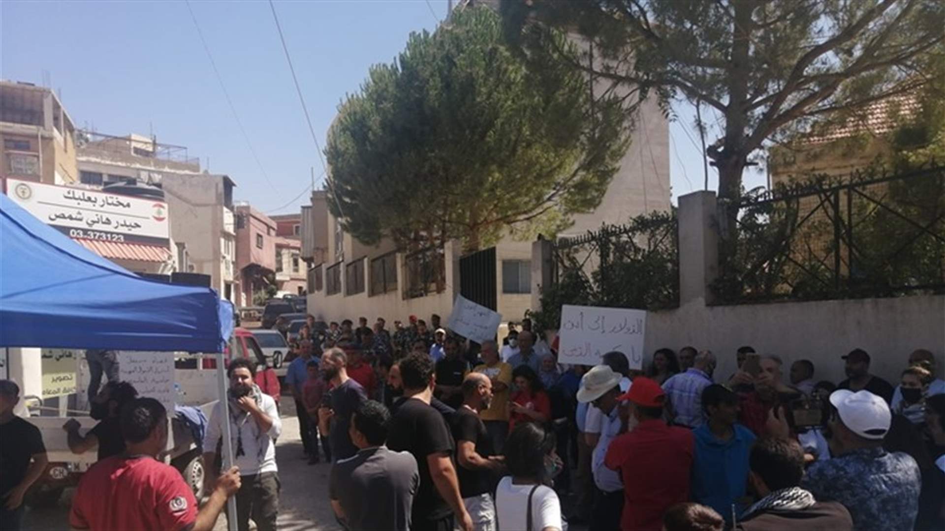 محتجون نصبوا خيمتين قرب مدخل محافظة بعلبك احتجاجًا على تردي الأوضاع