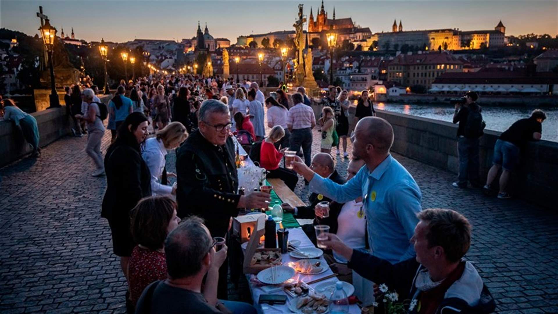 براغ تحتفل بانتهاء كورونا... عشاء ضخم ضمّ آلاف المواطنين (صور)