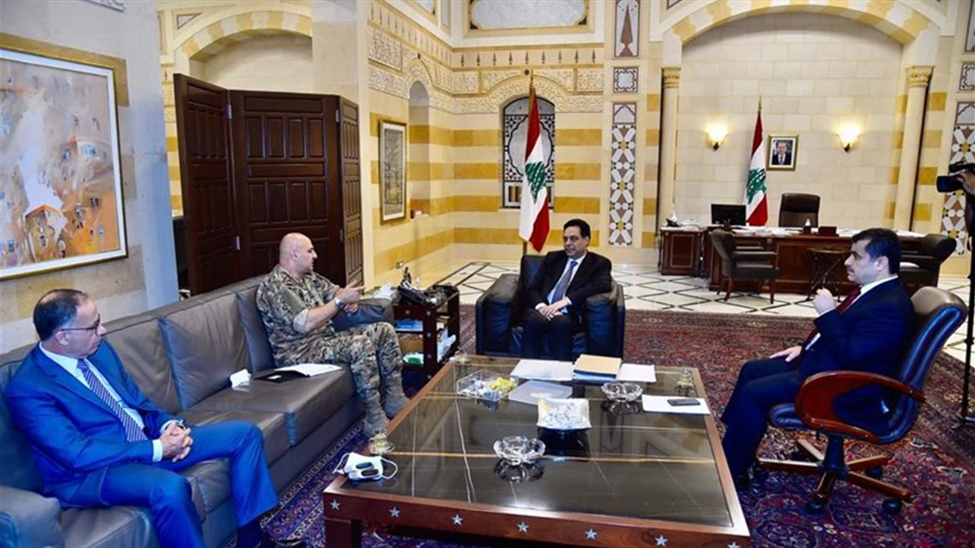 دياب عرض مع قائد الجيش ومدير المخابرات الاوضاع الامنية