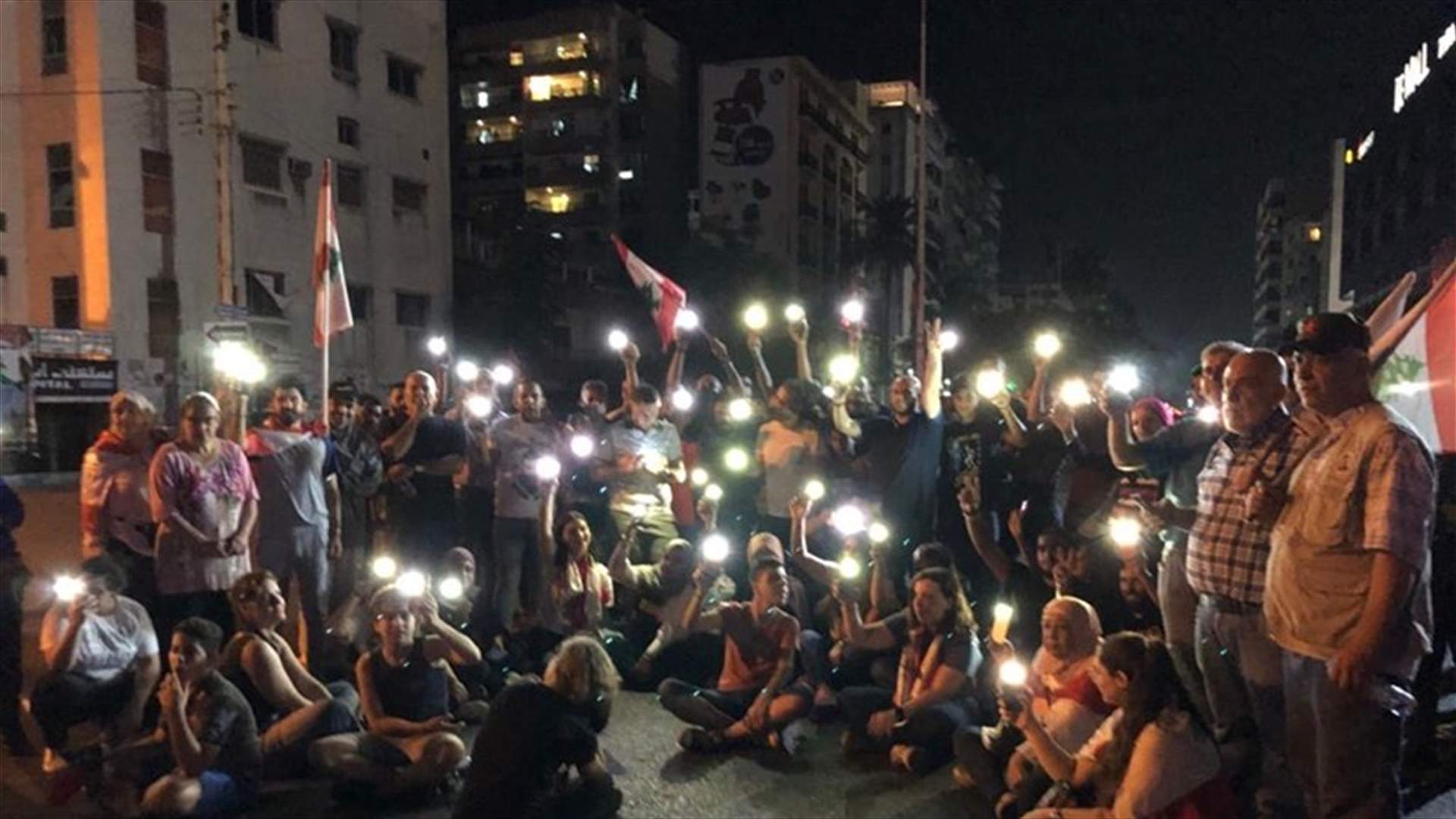 محتجون في صيدا أضاؤوا هواتفهم حدادا على المنتحرين بسبب الاوضاع